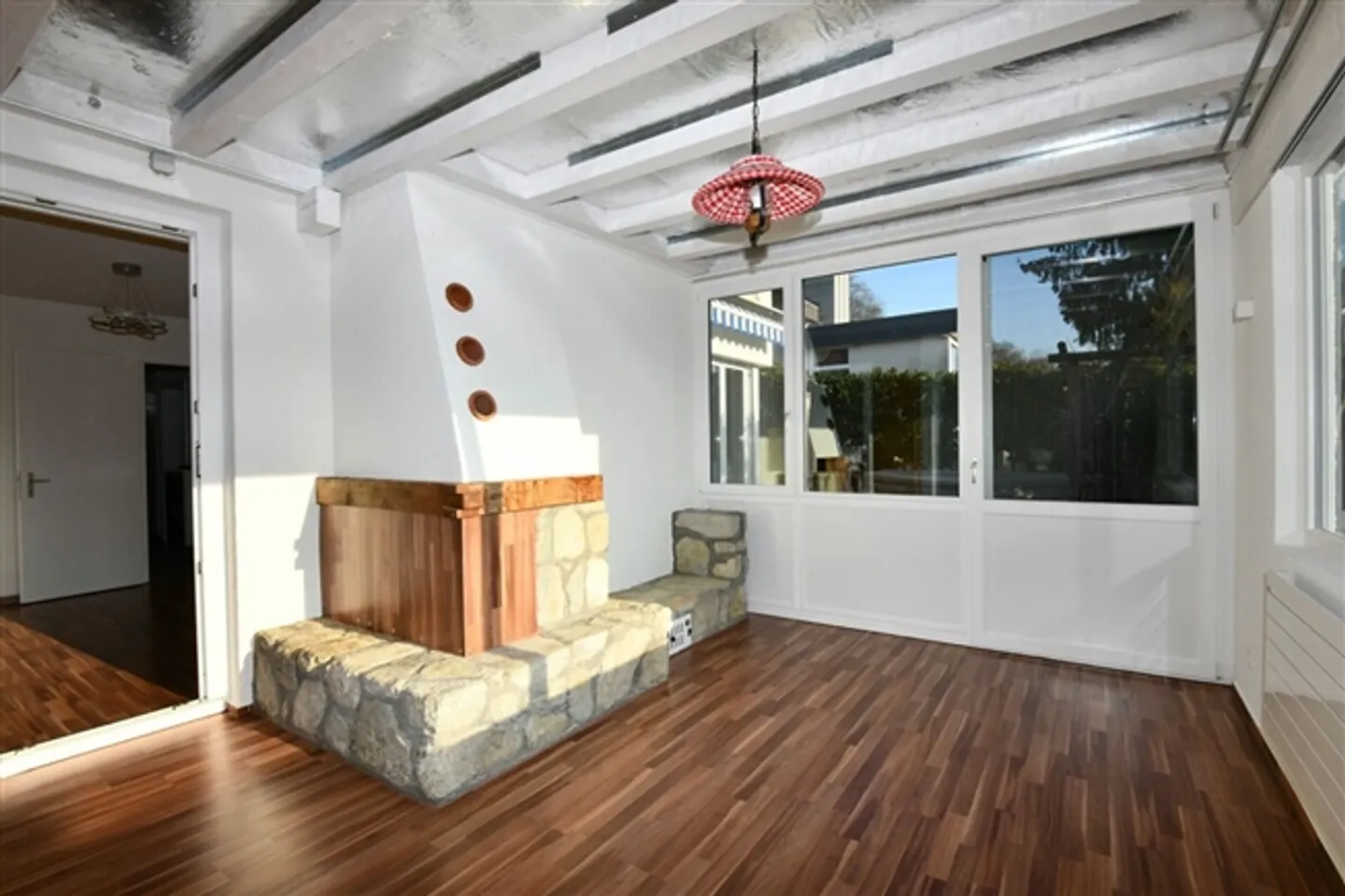 «Charmantes 6.5-Zimmer-Einfamilienhaus mit Wintergarten, grosser Terrasse und Garten in ruhiger Lage von Wettingen» - Foto 3 von 16