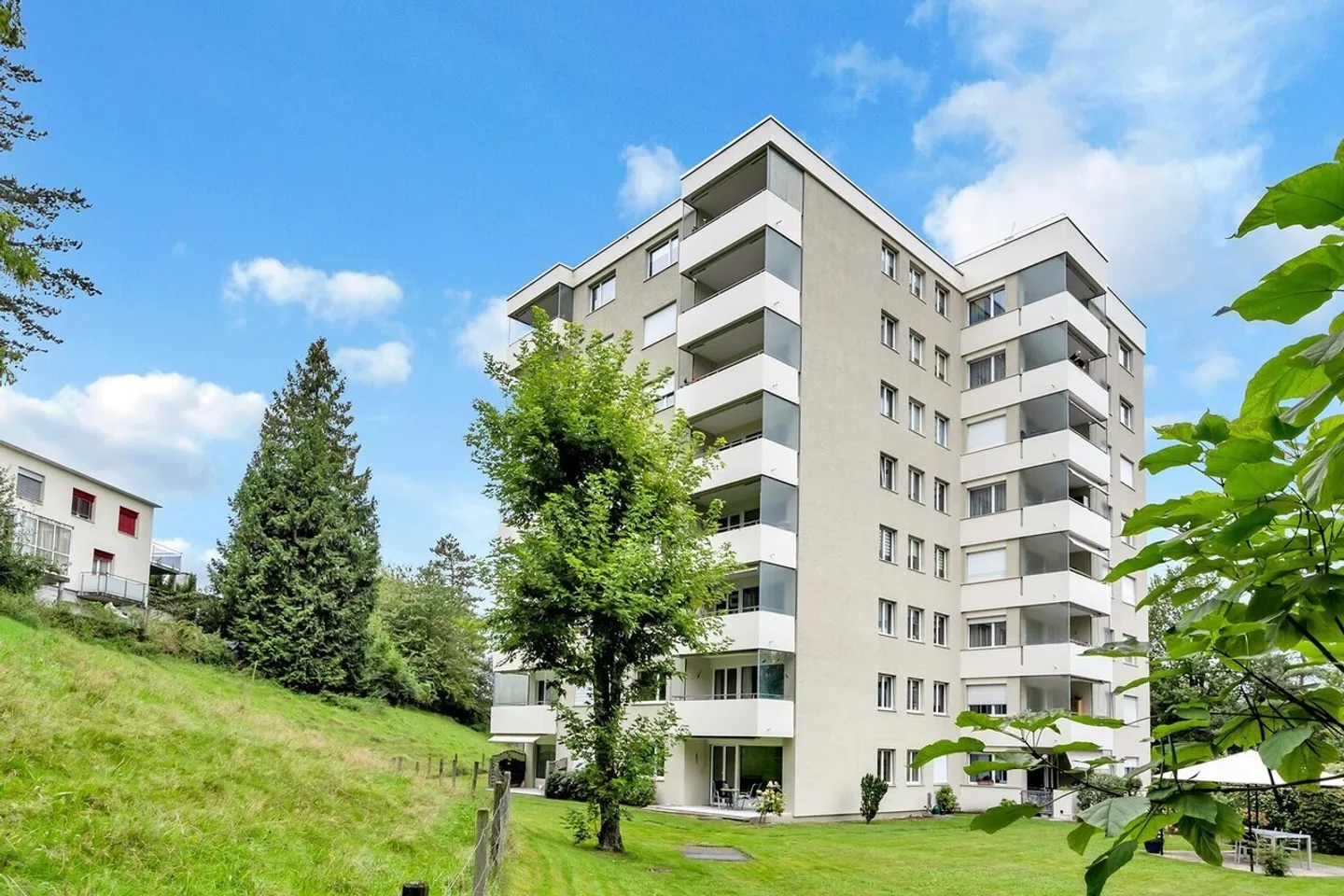 Sogno abitativo: appartamento di 5,5 stanze / Centrale con vista sul verde! - Foto 1 di 10