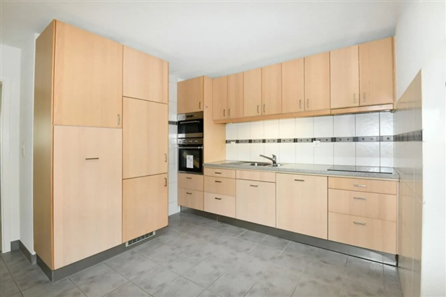 «Charmantes 6.5-Zimmer-Einfamilienhaus mit Wintergarten, grosser Terrasse und Garten in ruhiger Lage von Wettingen» - Foto 4 von 16