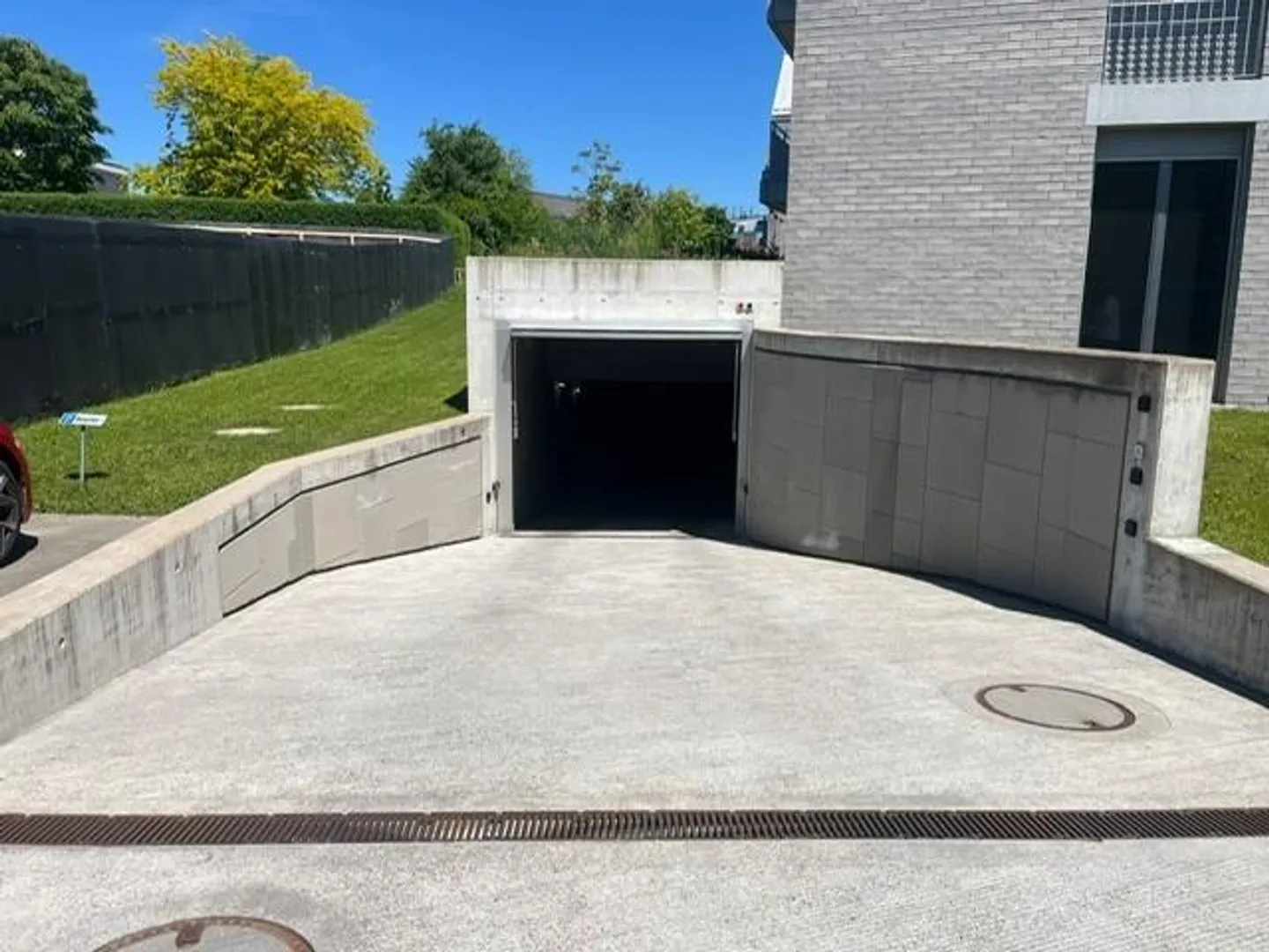 Posto auto con stazione di ricarica E nel garage dell'ONU in affitto - Foto 1 di 2