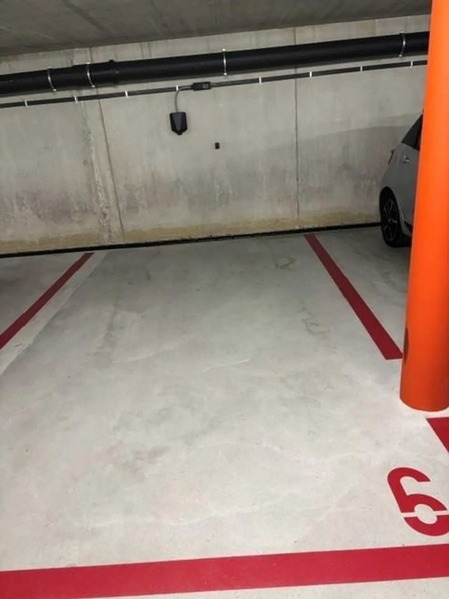 Posto auto con stazione di ricarica E nel garage dell'ONU in affitto - Foto 2 di 2