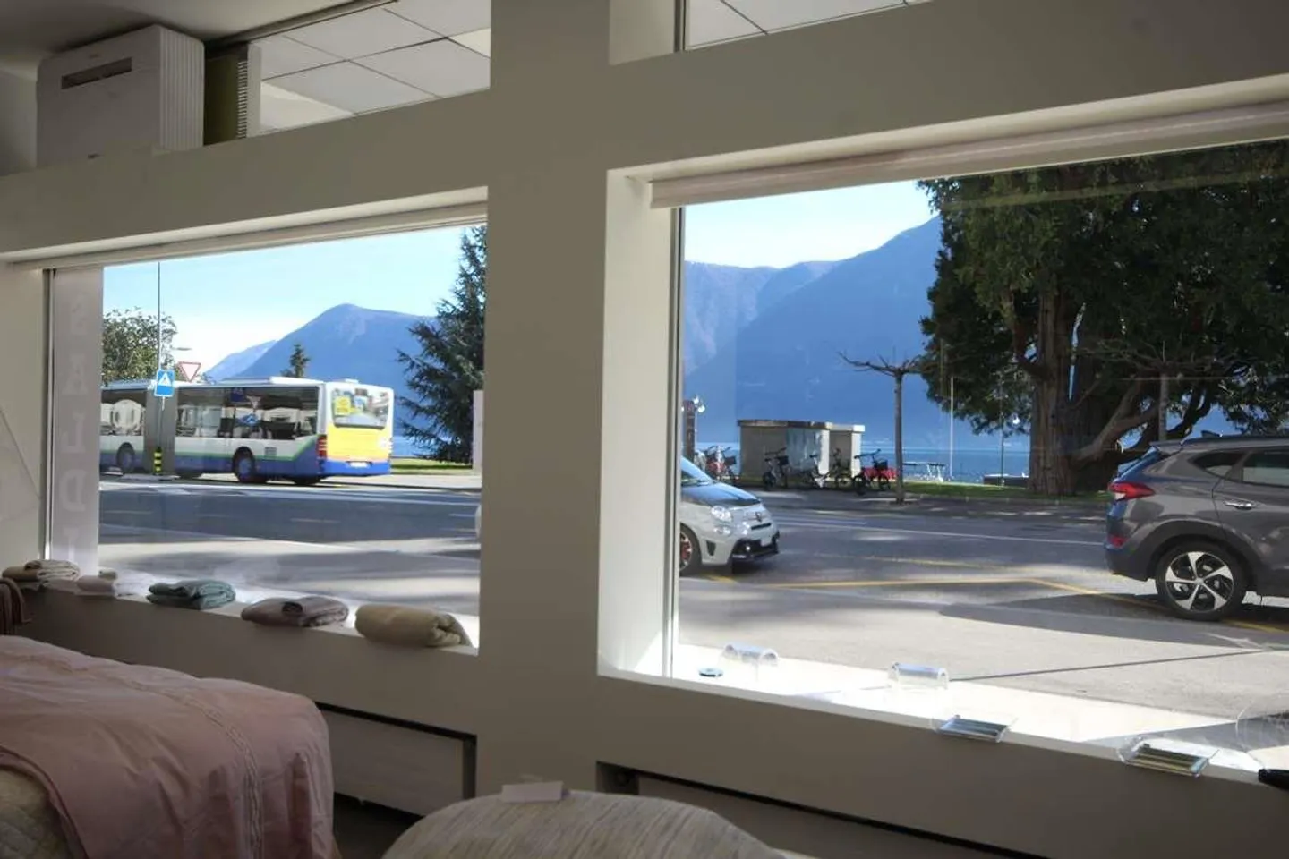 Lugano center: shop with lake-front windows - Photo 1 of 2
