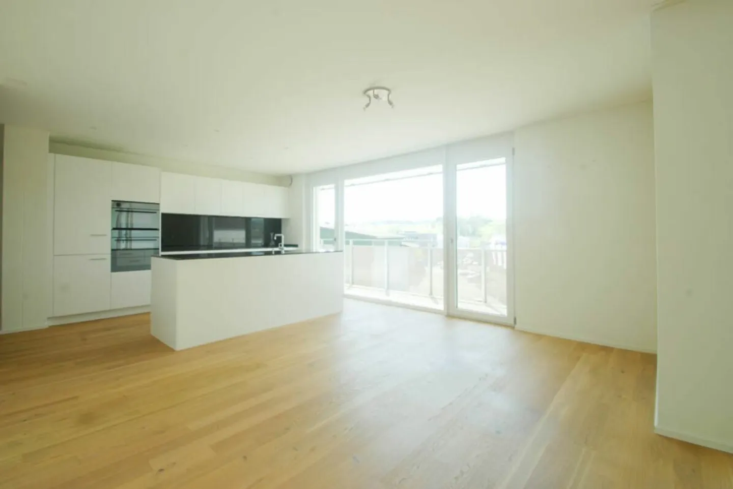 Modern 3.5-Room Apartment - Photo 2 of 11