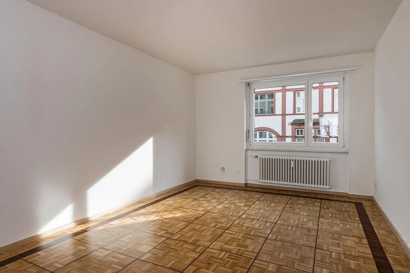 City apartment in a quiet side street - Photo 4 of 5