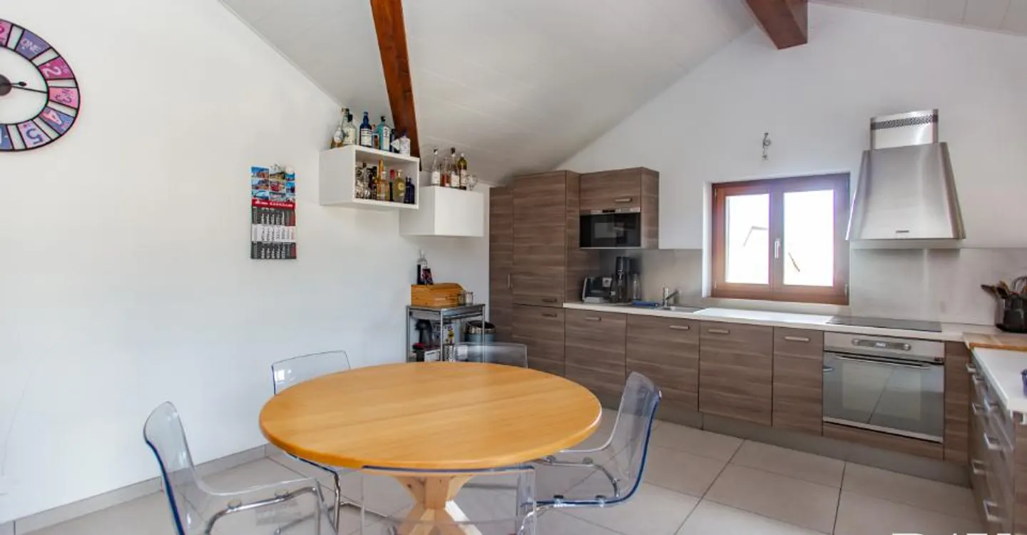 3 1/2 in attic/duplex fully renovated - Photo 4 of 11