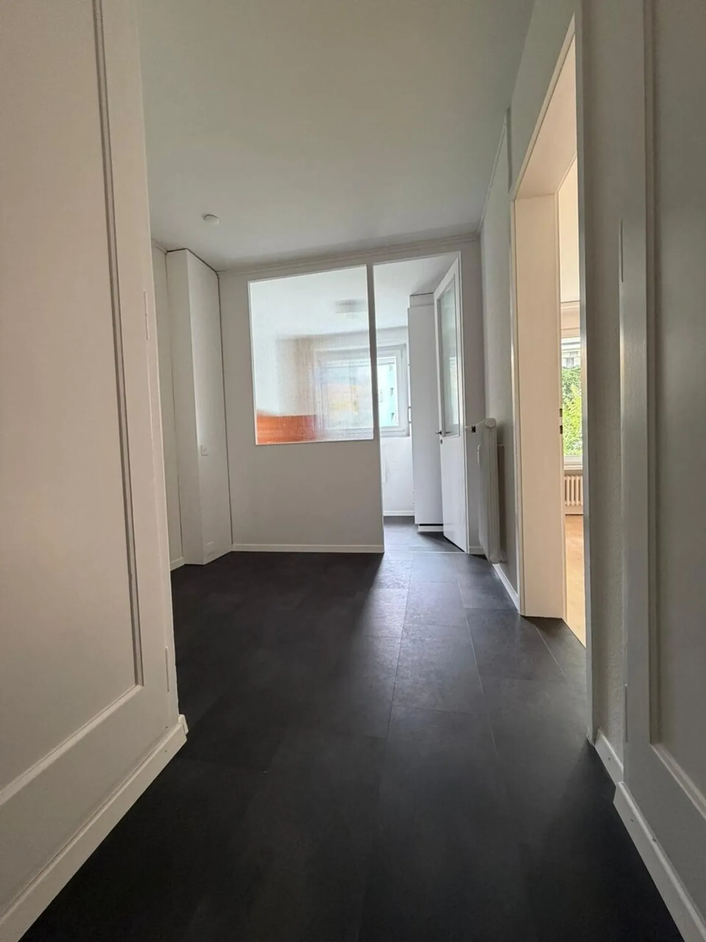 Appartement lumineux de 2,5 pièces avec espace de jardin et place de parking - Photo 2 sur 7