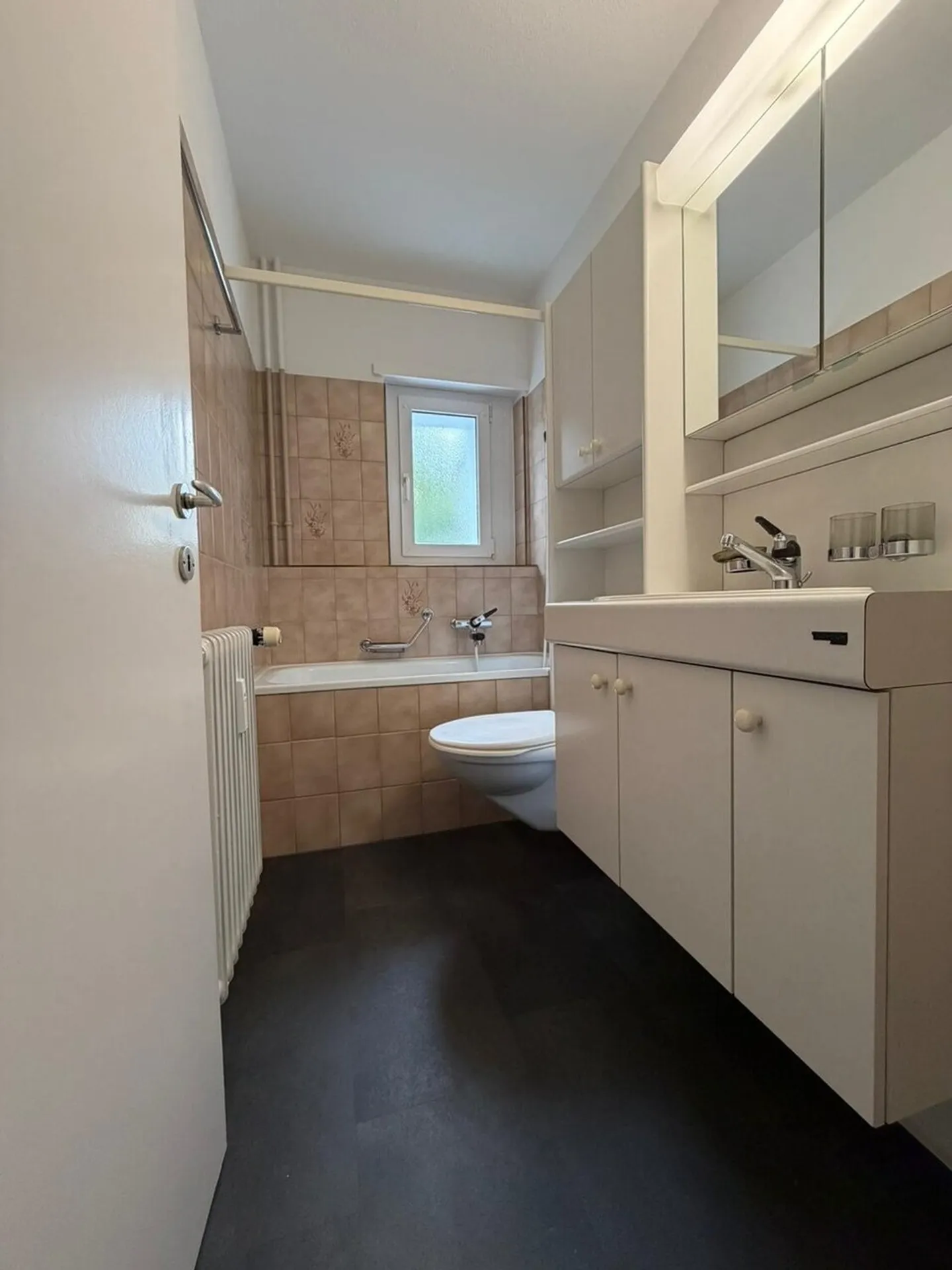Appartement lumineux de 2,5 pièces avec espace de jardin et place de parking - Photo 4 sur 7