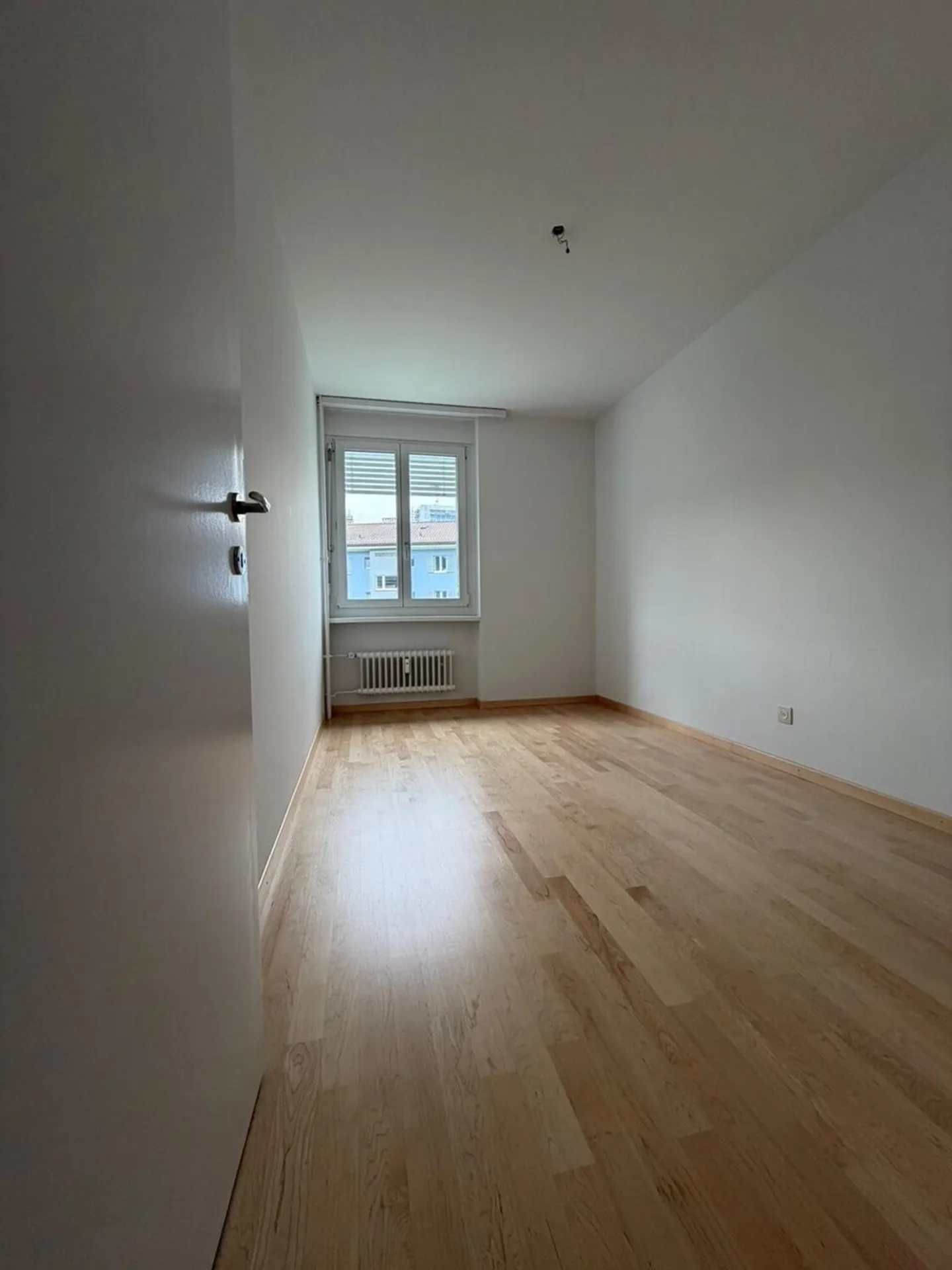 Appartement lumineux de 2,5 pièces avec espace de jardin et place de parking - Photo 5 sur 7