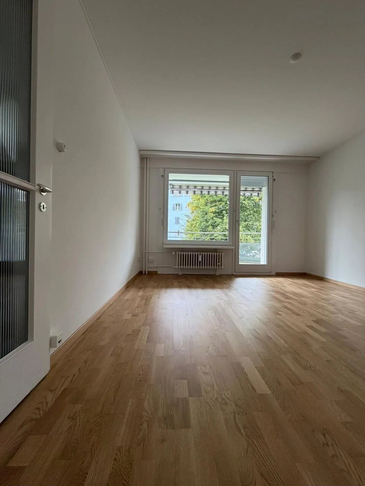 Appartement lumineux de 2,5 pièces avec espace de jardin et place de parking - Photo 6 sur 7