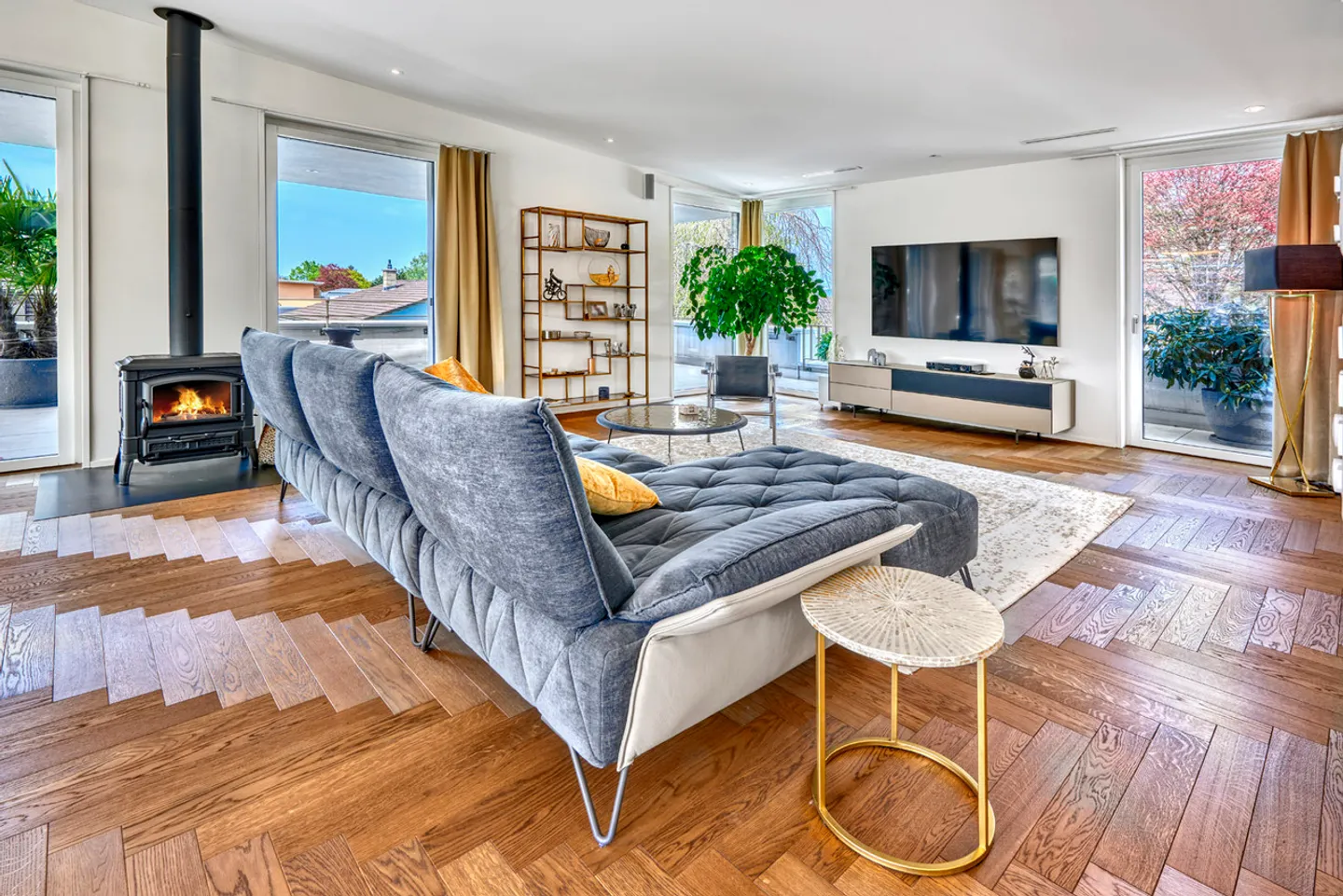 Exclusive 4.5-room penthouse apartment with fantastic mountain views - Photo 2 of 11