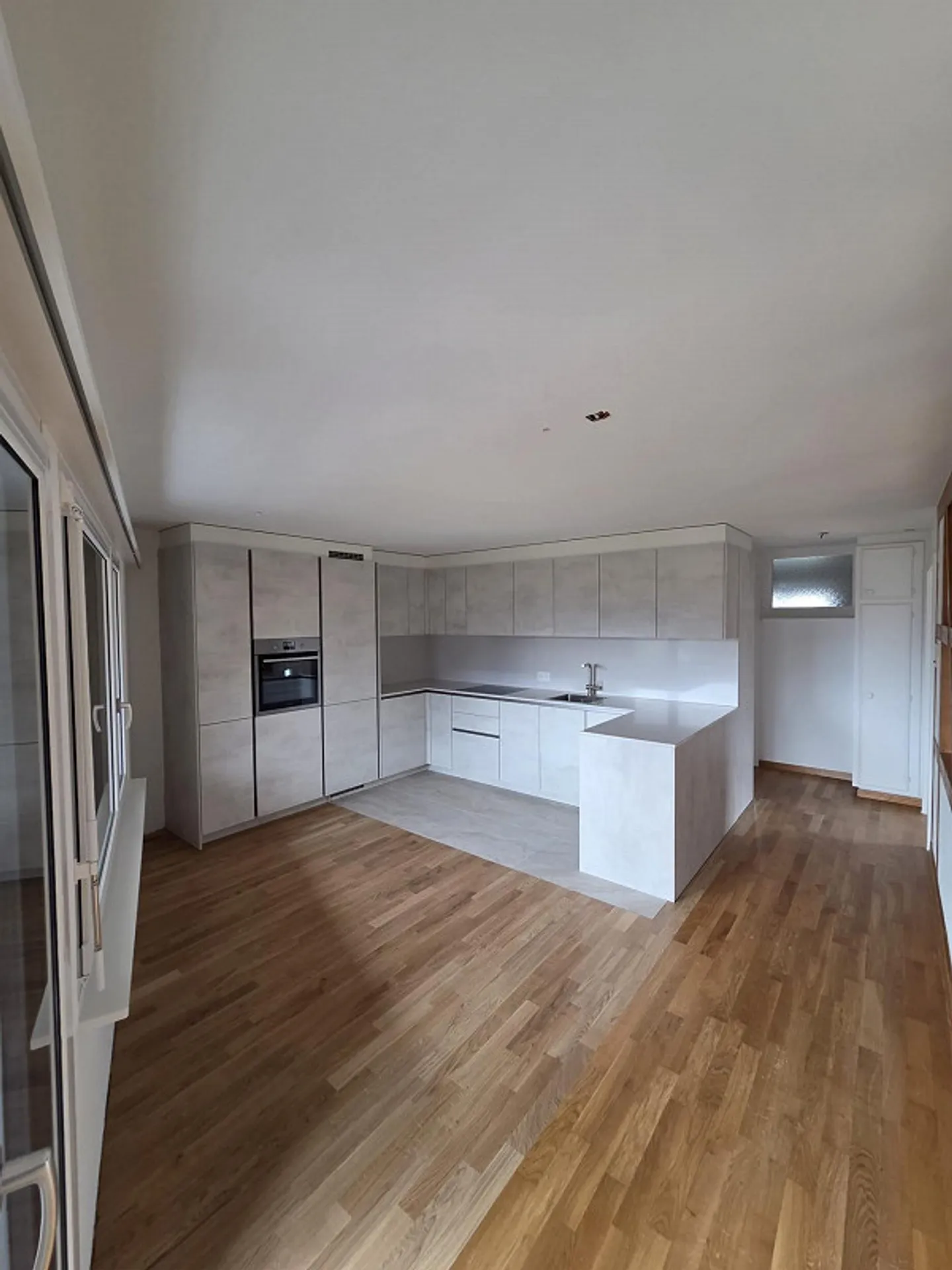 Appartement 2,5 pièces fraîchement rénové au 1er étage, emplacement calme et ensoleillé - Photo 2 sur 8