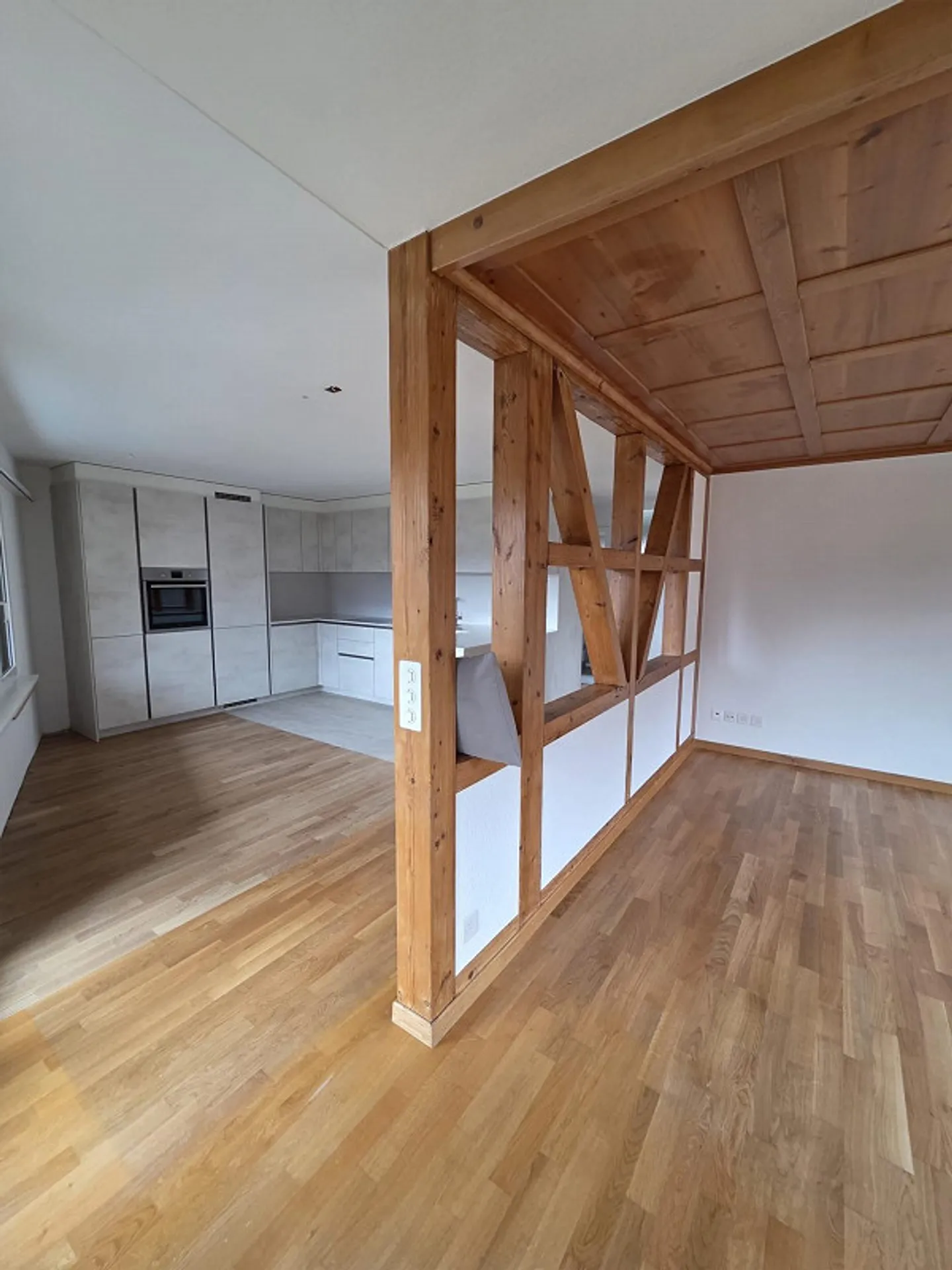 Appartement 2,5 pièces fraîchement rénové au 1er étage, emplacement calme et ensoleillé - Photo 3 sur 8