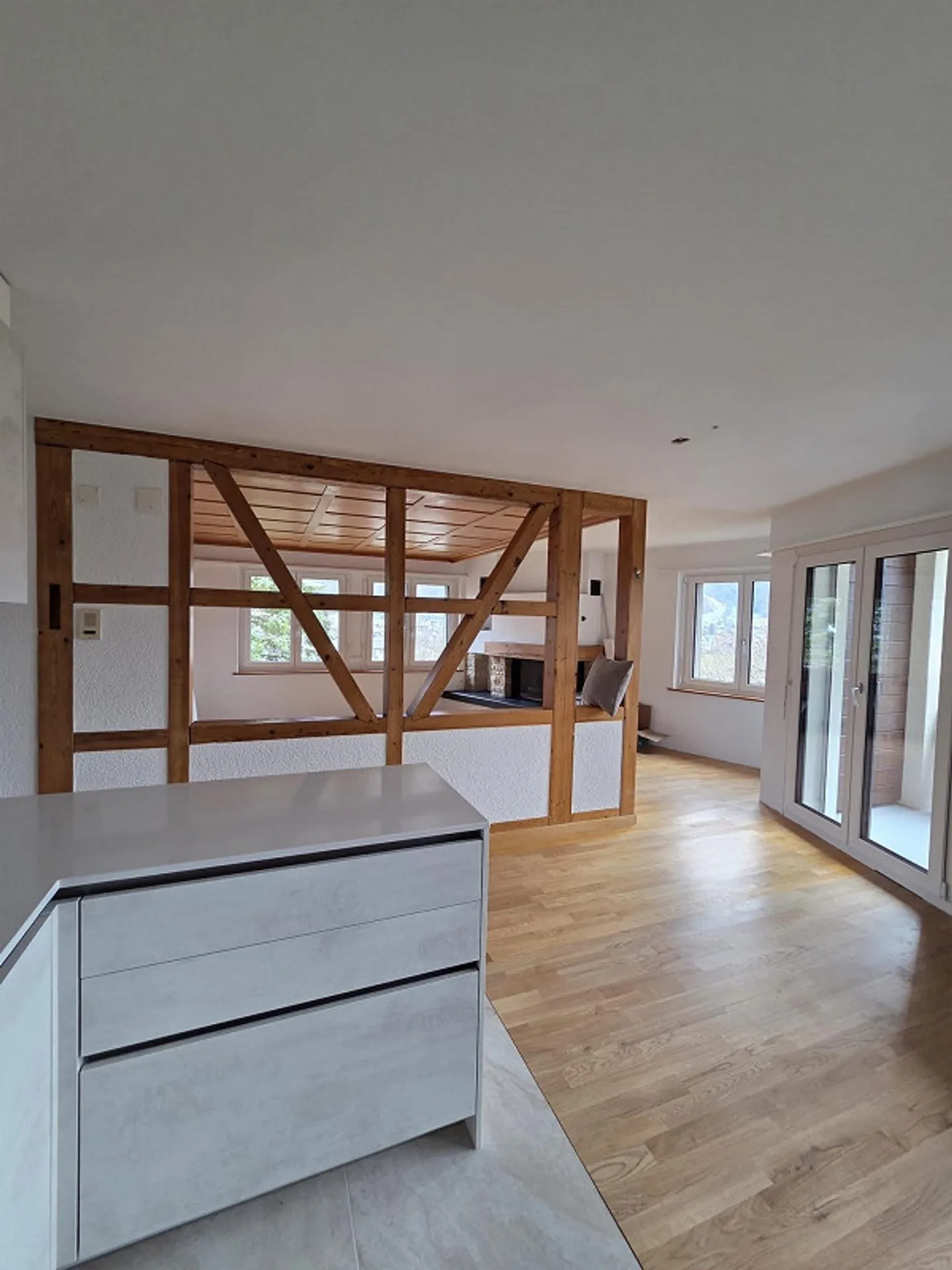 Appartement 2,5 pièces fraîchement rénové au 1er étage, emplacement calme et ensoleillé - Photo 4 sur 8