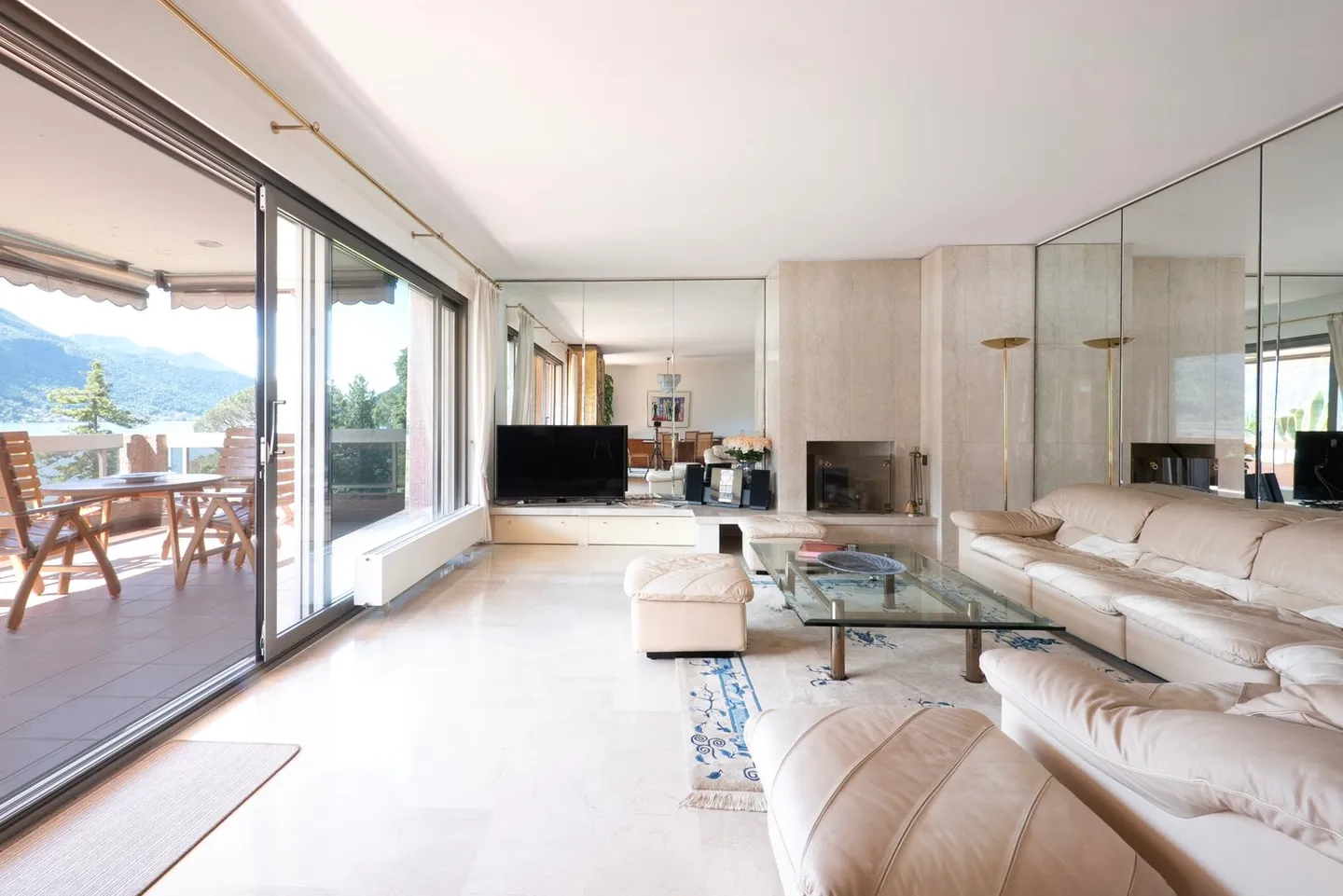 Appartement mit großer Terrasse und Seeblick sowie Bootsliegeplatz im privaten Hafen in Melide - Foto 3 von 12