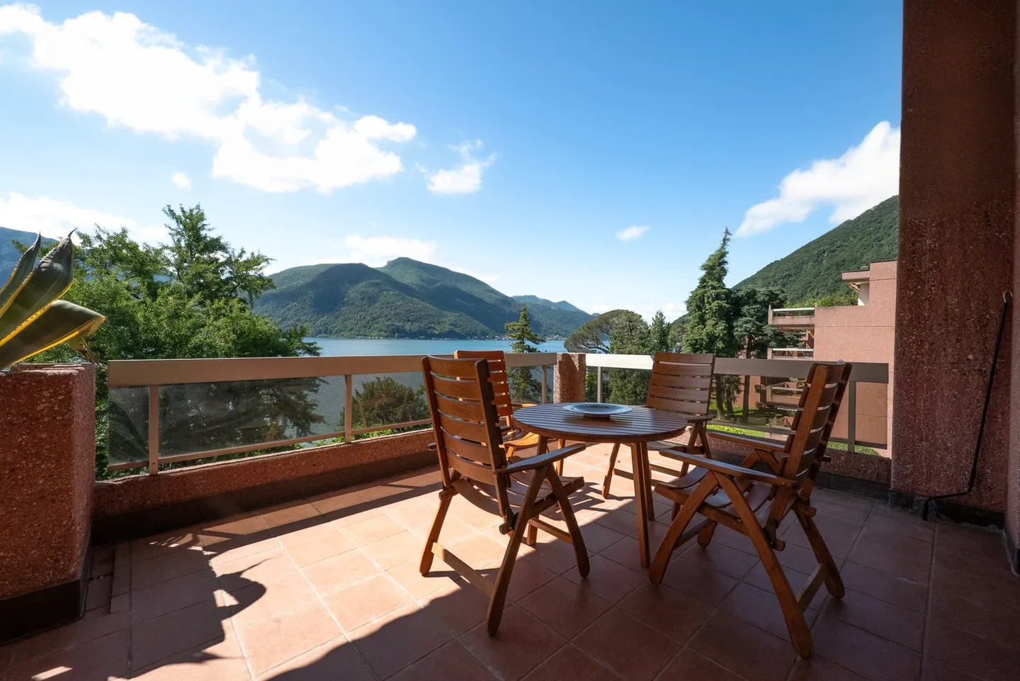 Appartement mit großer Terrasse und Seeblick sowie Bootsliegeplatz im privaten Hafen in Melide - Foto 2 von 12