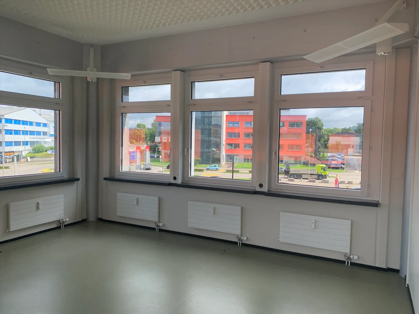 Your new office in a strategically excellent location with great infrastructure - Photo 4 of 8