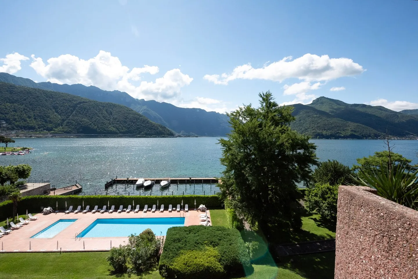 Appartement mit großer Terrasse und Seeblick sowie Bootsliegeplatz im privaten Hafen in Melide - Foto 1 von 12
