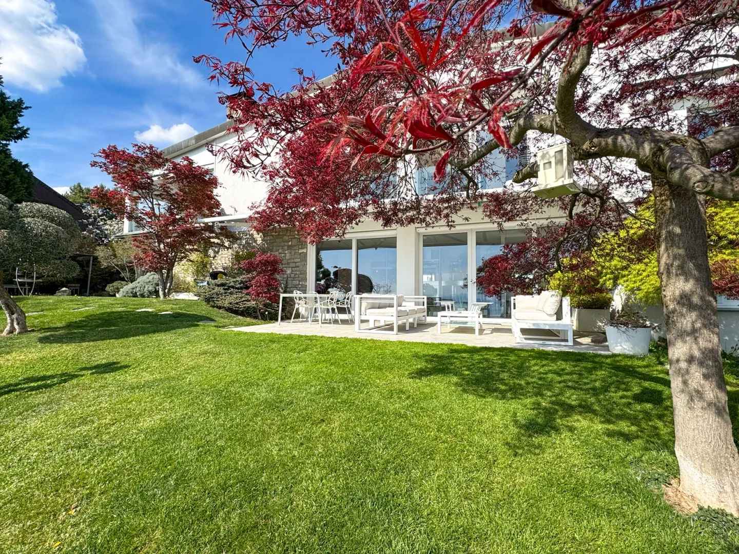 Magnificent 5.5-room apartment with garden and private pool. - Photo 1 of 13