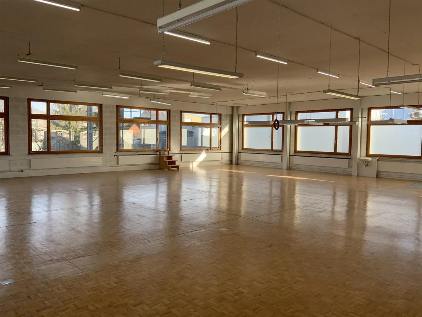275 m2 commercial space on the ground floor, column-free with plenty of light - Photo 1 of 5