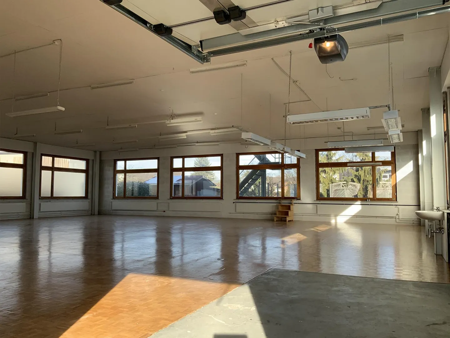 275 m2 commercial space on the ground floor, column-free with plenty of light - Photo 3 of 5