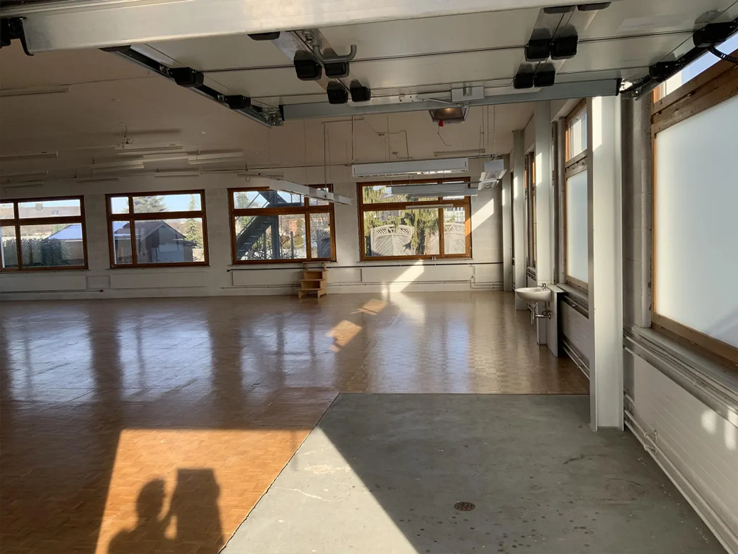275 m2 commercial space on the ground floor, column-free with plenty of light - Photo 4 of 5