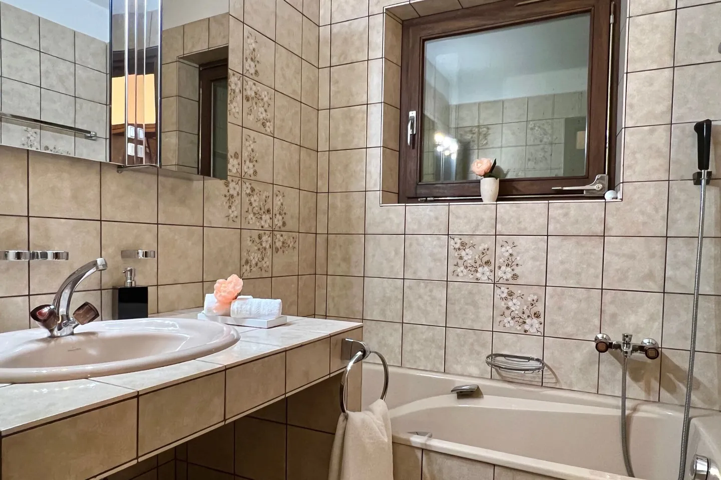 NEW PRICE!!! Villa with pool and plenty of space for family & friends - Photo 23 of 48