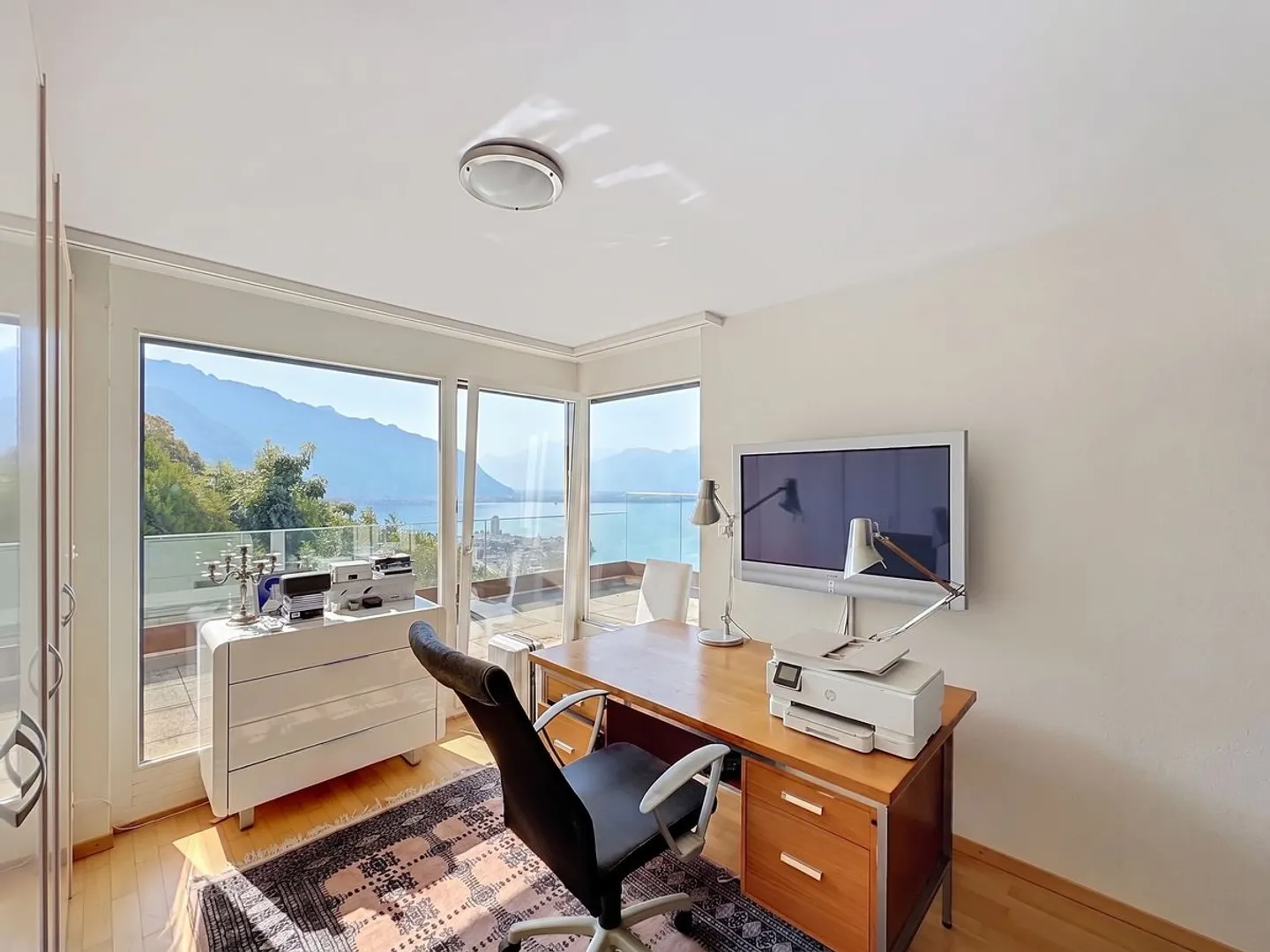 Un appartement baigné de lumière, une terrasse panoramique et une vue à couper l - Photo 12 of 13