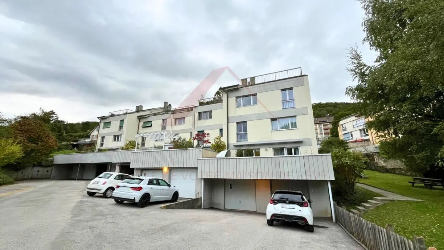 Échallens - spazioso appartamento di 122 m² con balcone, camino e soffitta da ristrutturare - Foto 1 di 22