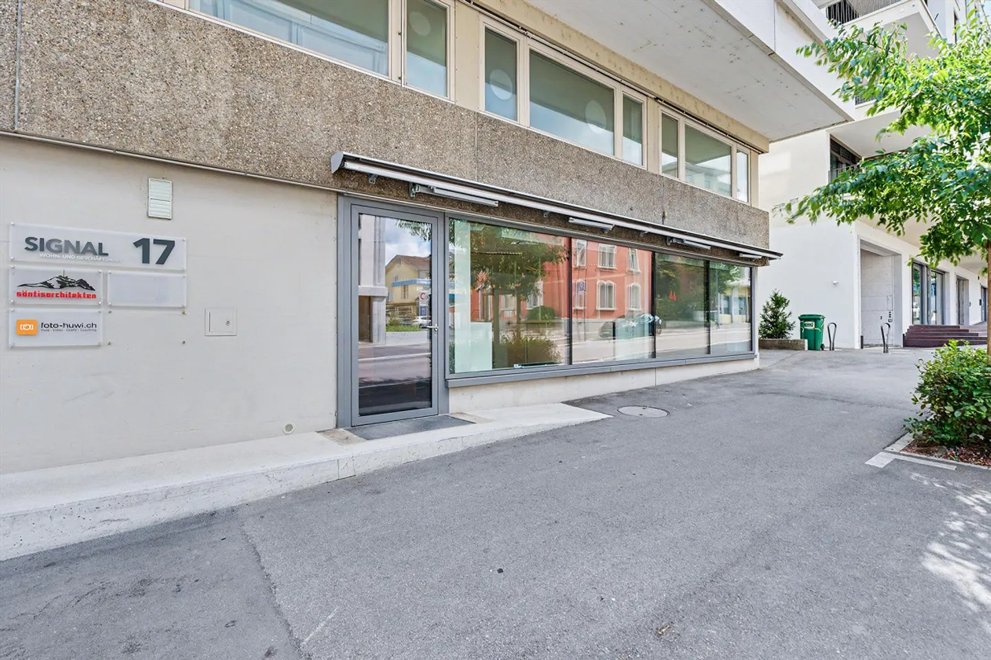Shop (Ground Floor, 78 m2) and/or Offices (1st Floor, 122 m2) in Rorschach's Prime Location - Photo 2 of 15