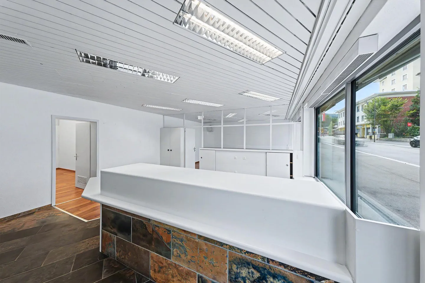 Shop (Ground Floor, 78 m2) and/or Offices (1st Floor, 122 m2) in Rorschach's Prime Location - Photo 3 of 15