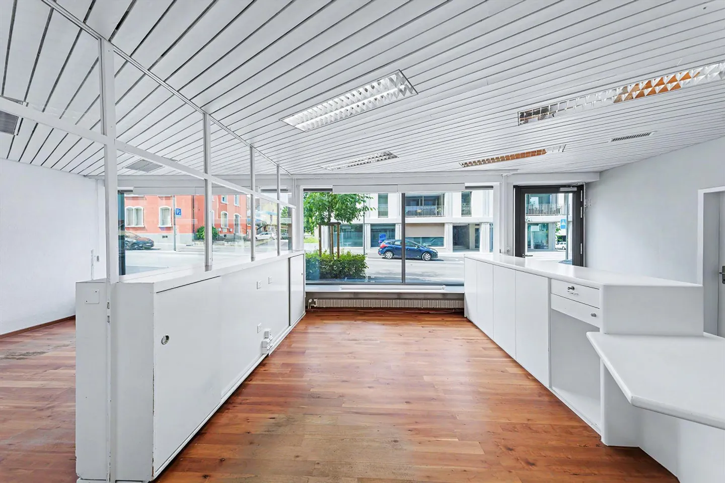 Shop (Ground Floor, 78 m2) and/or Offices (1st Floor, 122 m2) in Rorschach's Prime Location - Photo 4 of 15