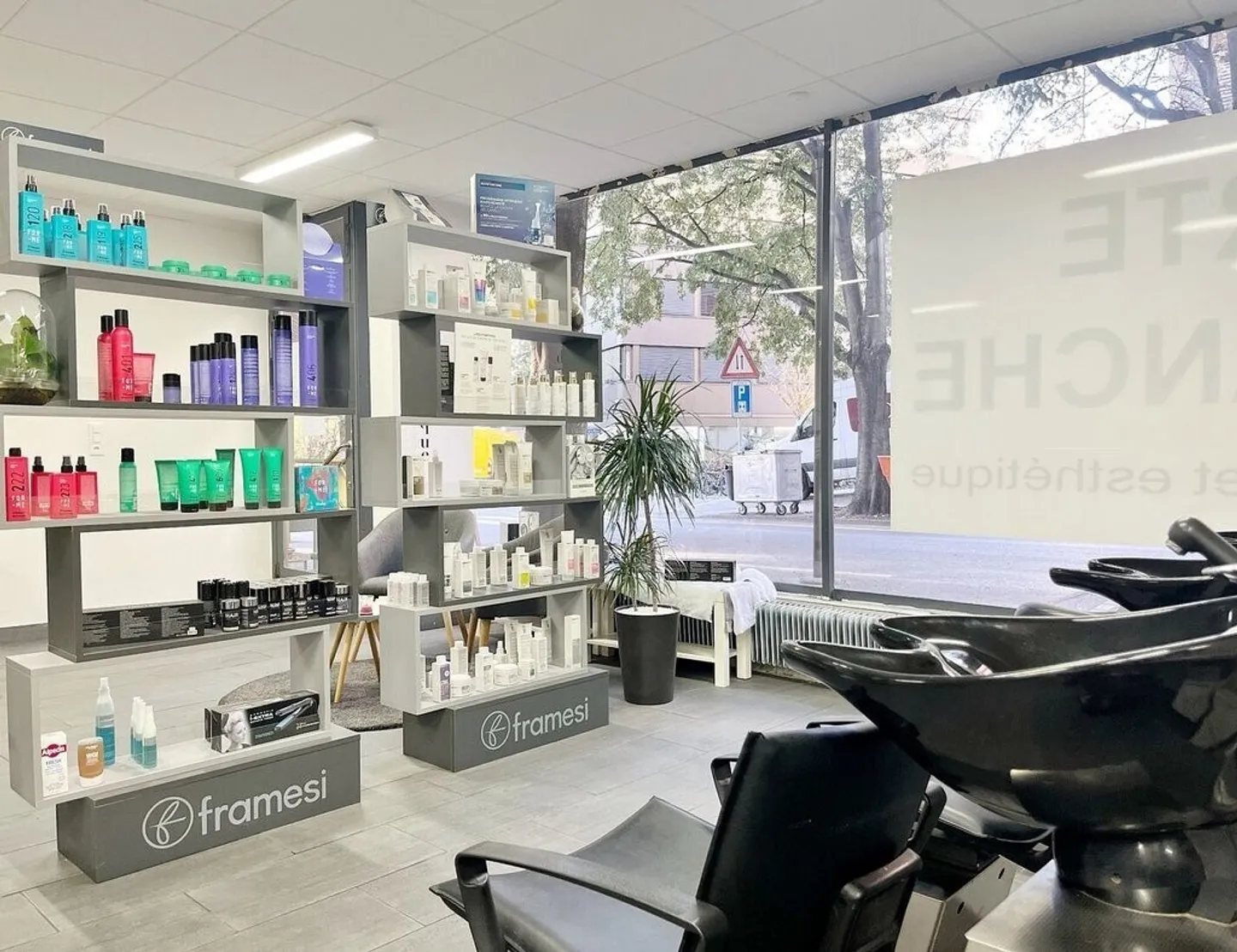 Salon de coiffure à louer proche du centre ville de Sion - Photo 2 sur 8