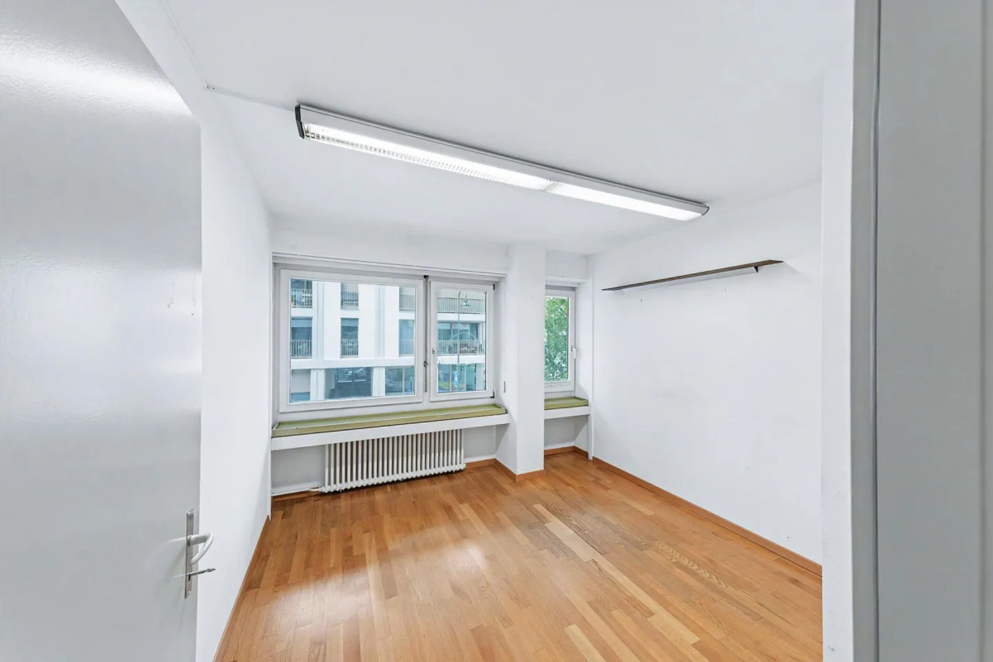 Shop (Ground Floor, 78 m2) and/or Offices (1st Floor, 122 m2) in Rorschach's Prime Location - Photo 7 of 15