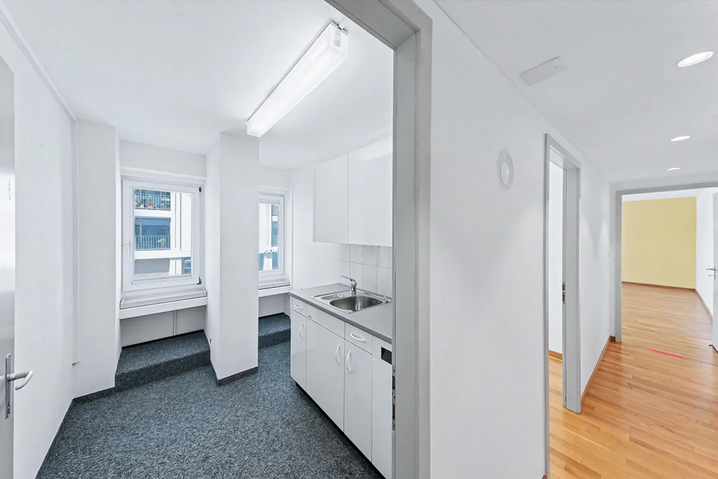 Shop (Ground Floor, 78 m2) and/or Offices (1st Floor, 122 m2) in Rorschach's Prime Location - Photo 8 of 15