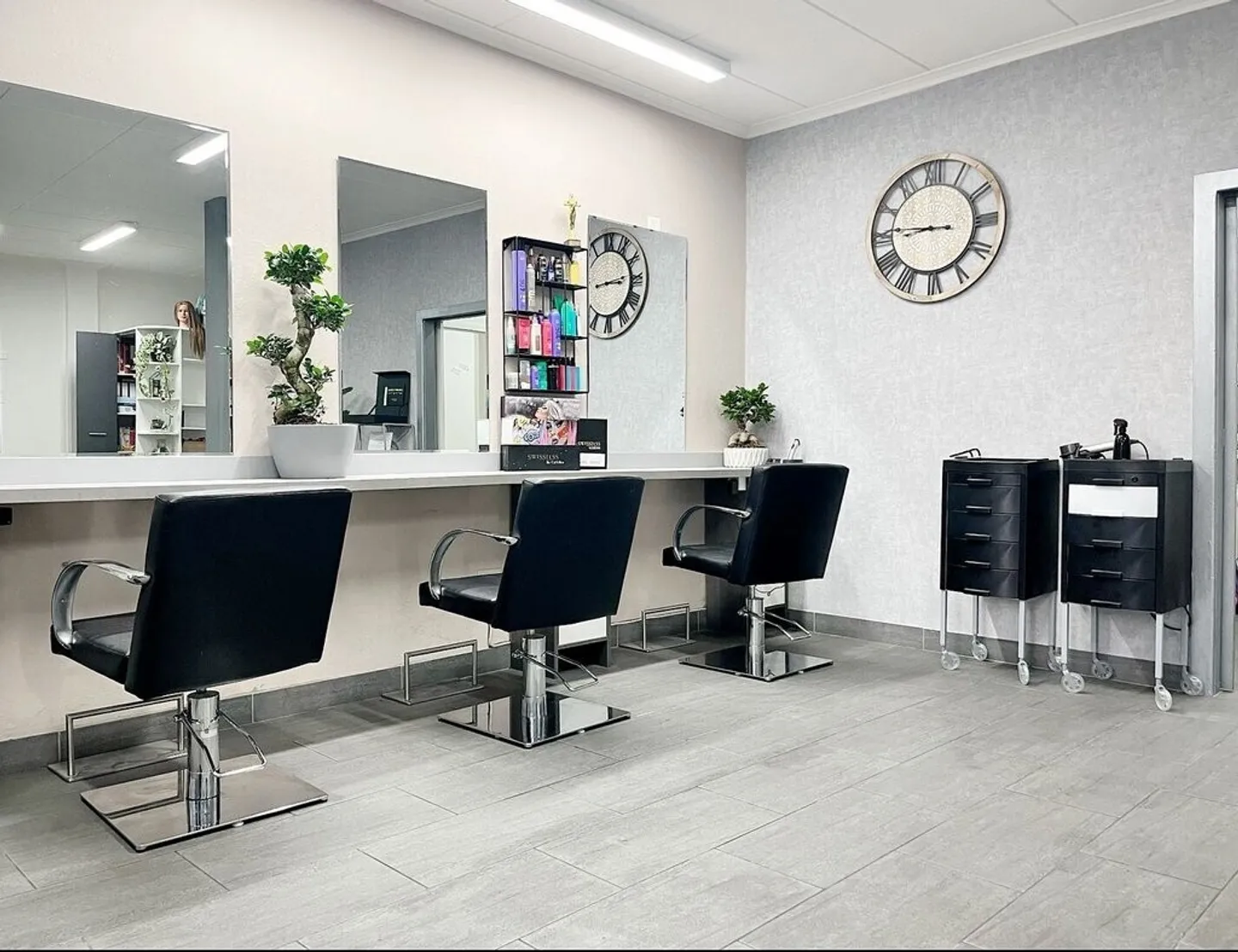 Salon de coiffure à louer proche du centre ville de Sion - Photo 3 sur 8