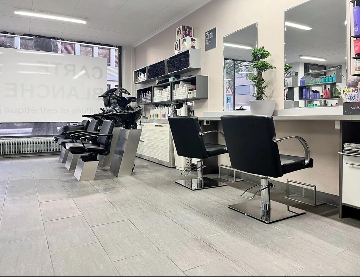 Salon de coiffure à louer proche du centre ville de Sion - Photo 1 sur 8