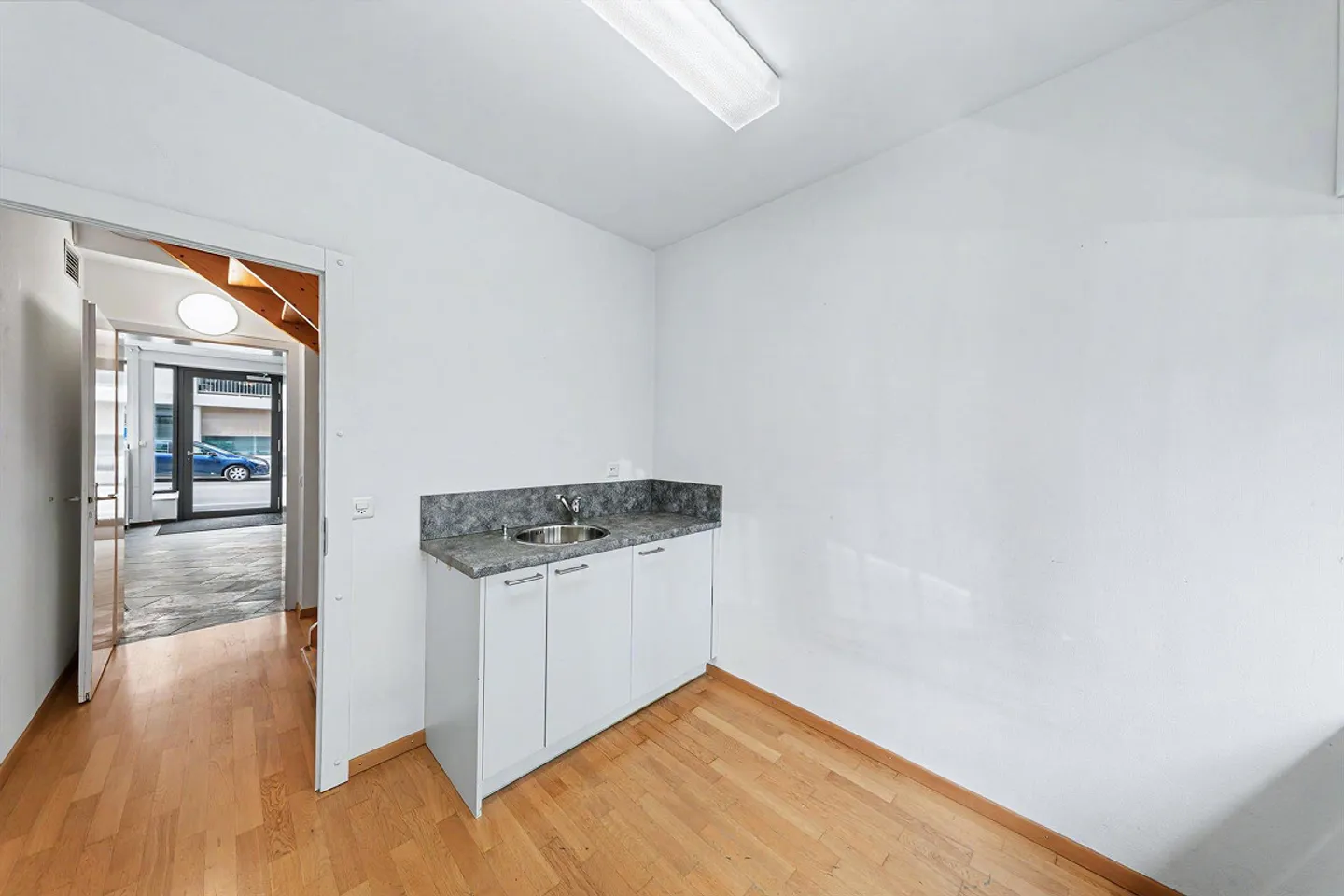 Shop (Ground Floor, 78 m2) and/or Offices (1st Floor, 122 m2) in Rorschach's Prime Location - Photo 6 of 15
