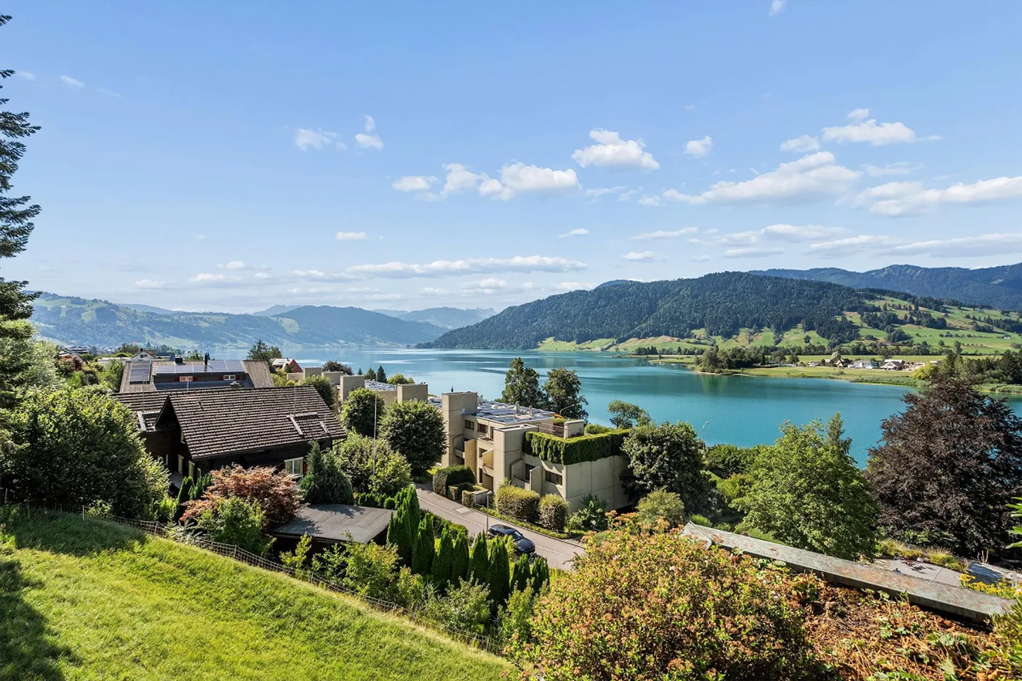Une maison avec vue – grande terrasse et vue sur le lac Ägeri - Photo 1 sur 11