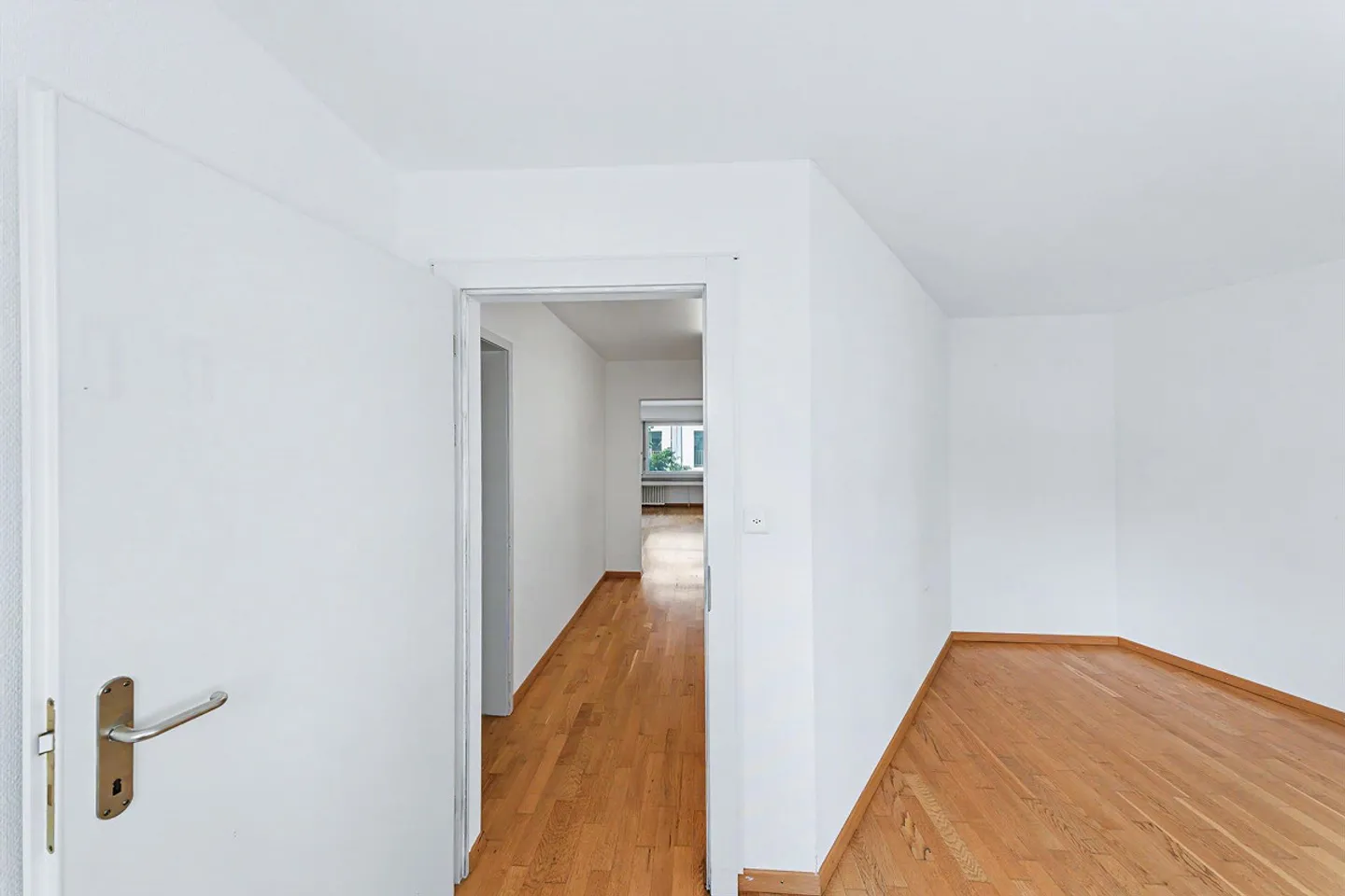 Shop (Ground Floor, 78 m2) and/or Offices (1st Floor, 122 m2) in Rorschach's Prime Location - Photo 13 of 15