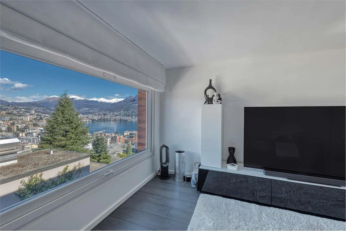 Penthouse lumineux avec 4 chambres et vue sur le lac à Paradiso - Photo 1 sur 12
