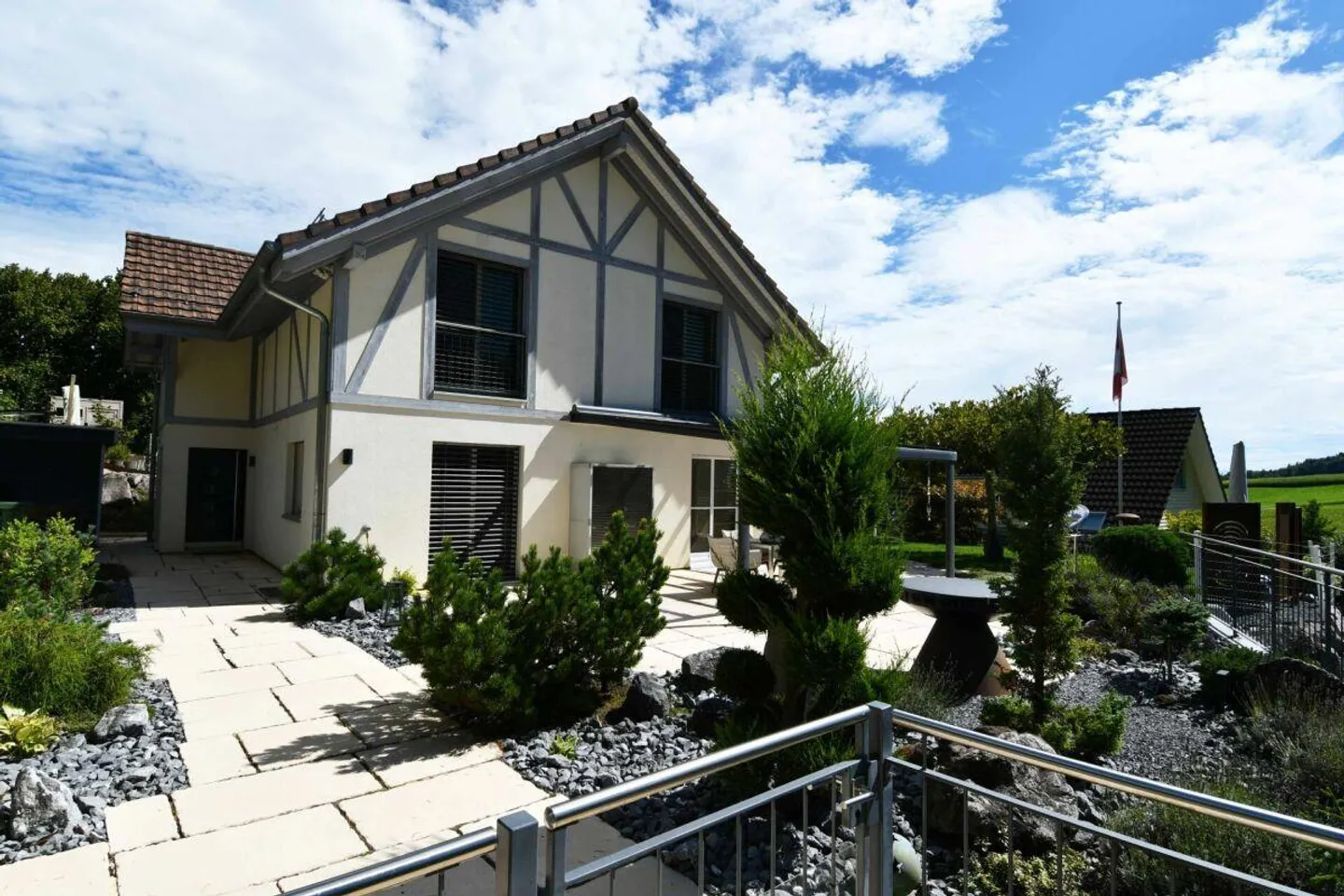 Casa unifamiliare di 5,5 locali molto ben tenuta con bellissimo giardino - Foto 5 di 12