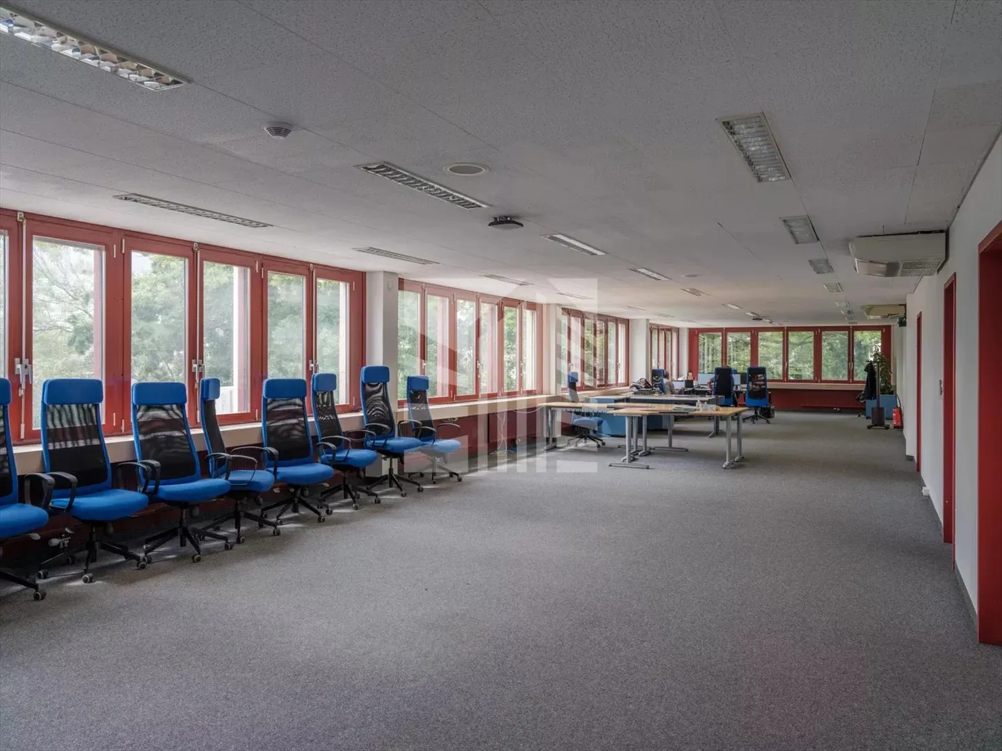 Spazio commerciale con 19 posti auto - Foto 2 di 13