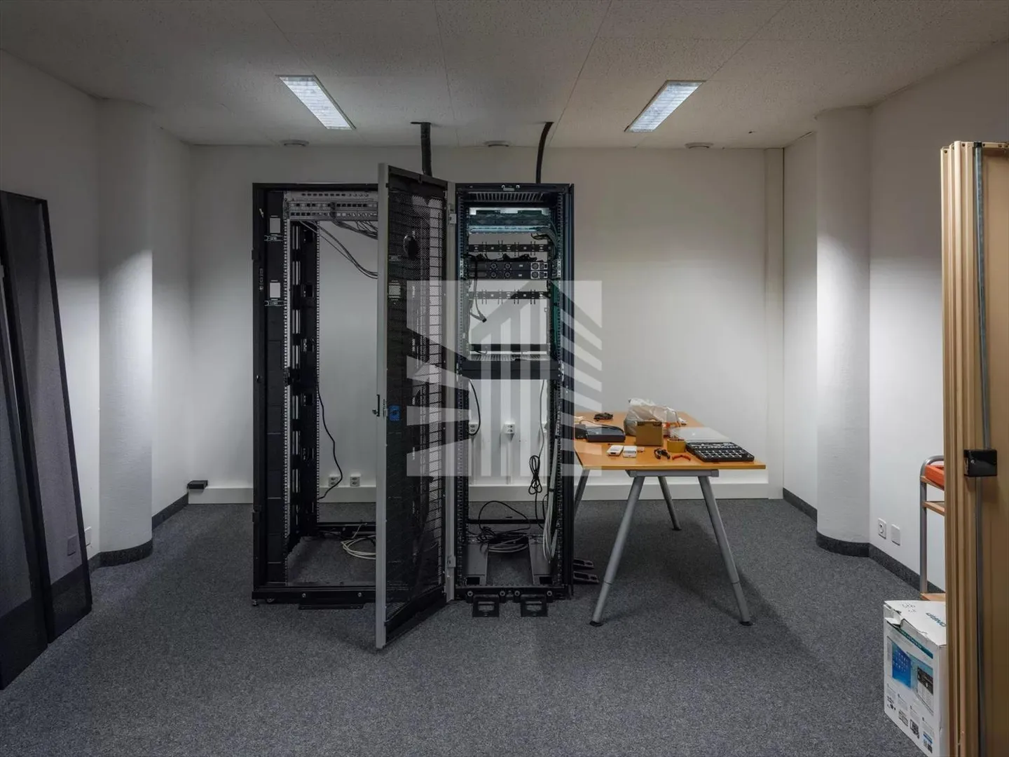 Spazio commerciale con 19 posti auto - Foto 8 di 13