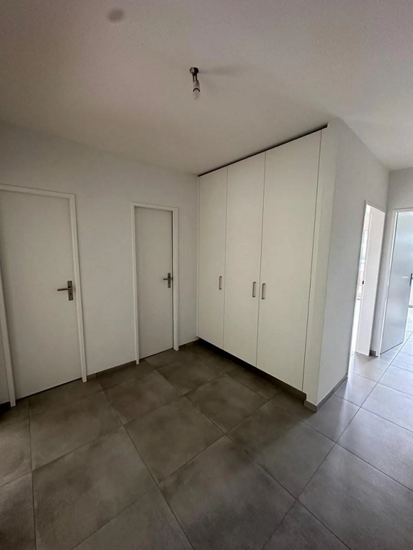 Vollständig renoviert mit Blick auf den See! - Foto 2 von 10