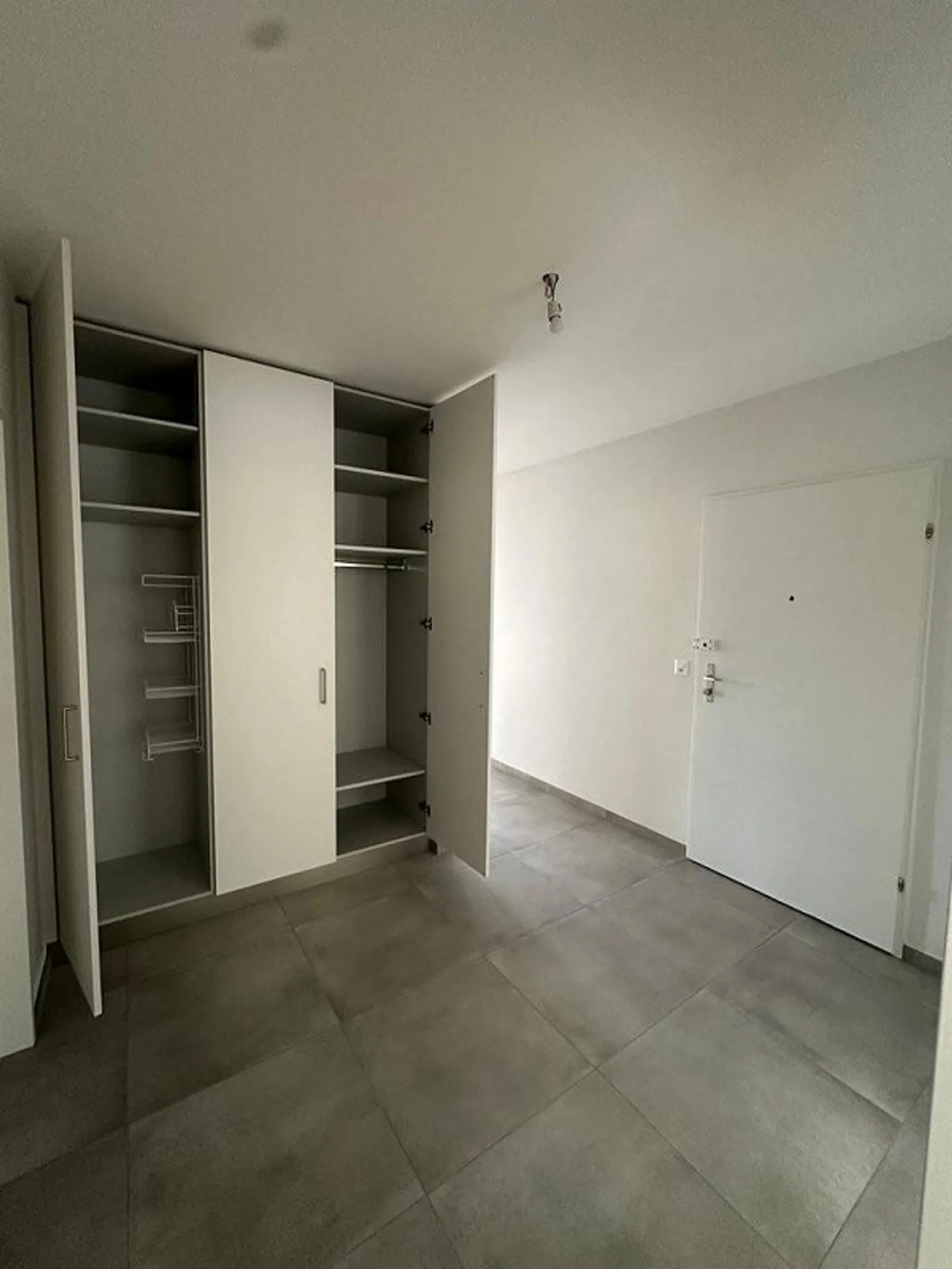 Vollständig renoviert mit Blick auf den See! - Foto 3 von 10