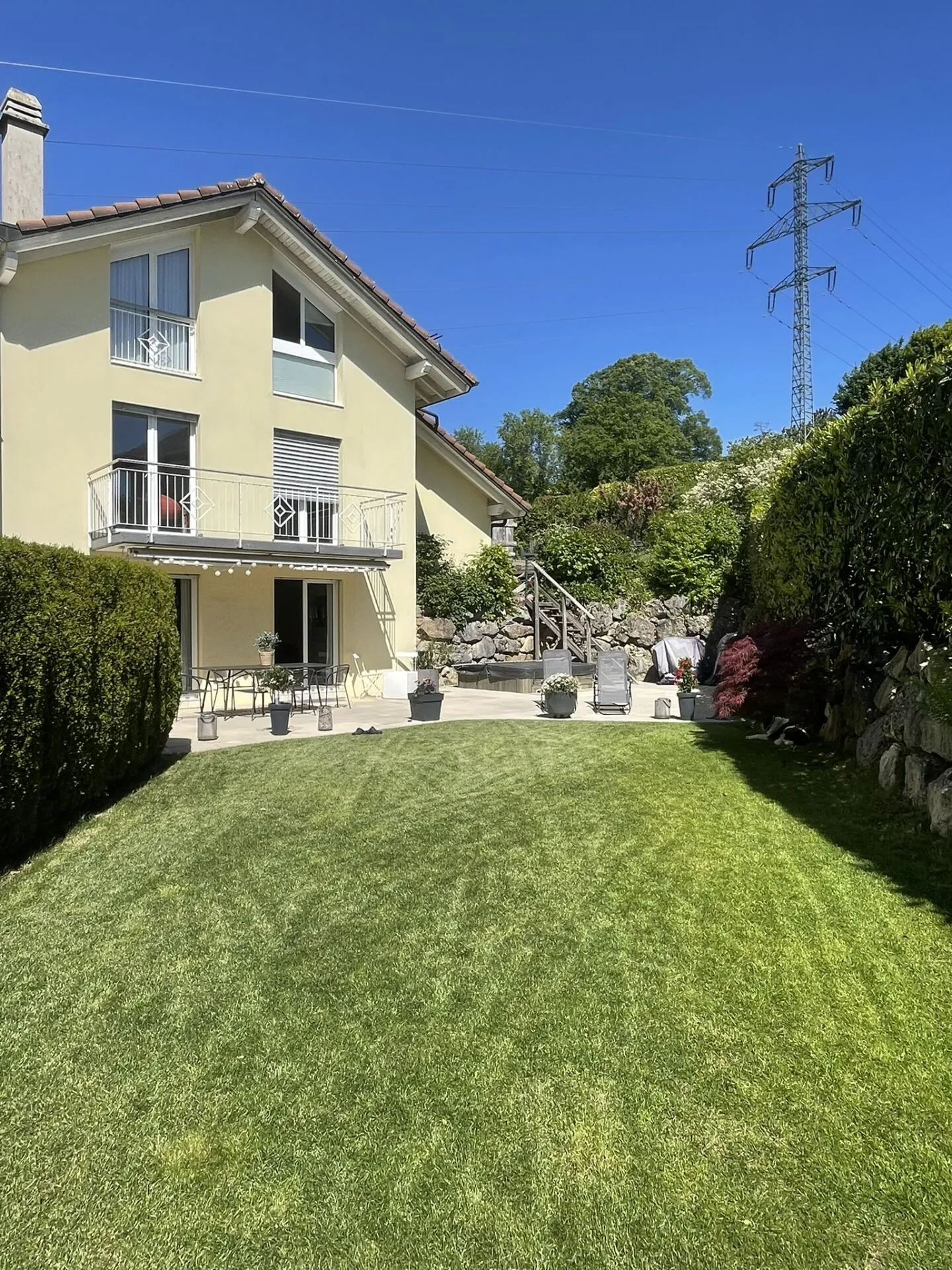 Villa in ruhiger Lage nur wenige Schritte von den Annehmlichkeiten entfernt - Foto 1 von 13