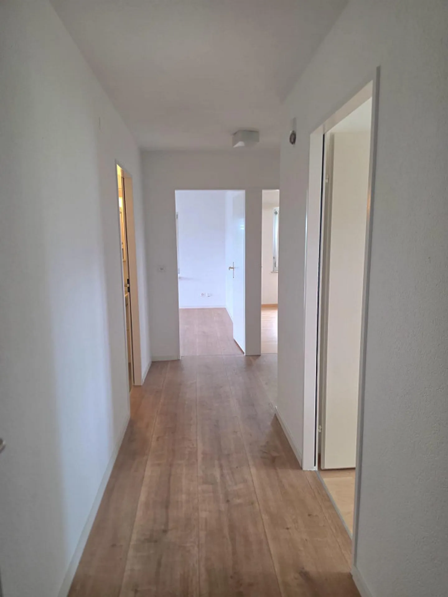 Helle Wohnung mit Balkon - Foto 2 von 8