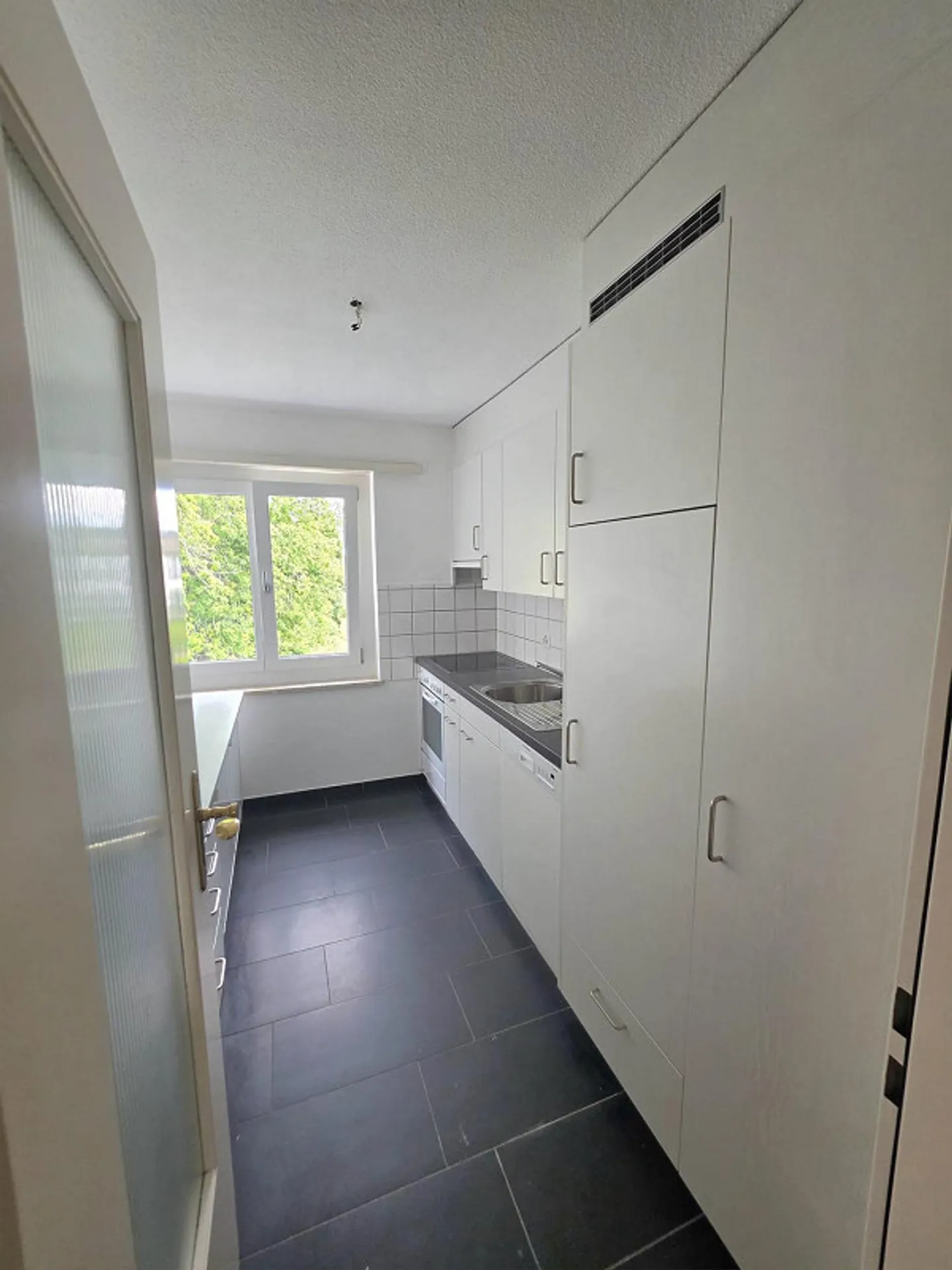 Helle Wohnung mit Balkon - Foto 3 von 8