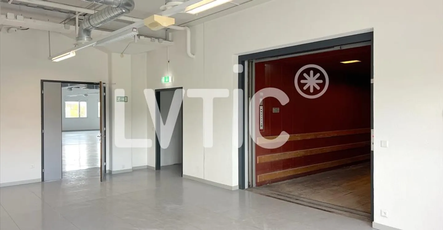 Mixed-use building for rent - Photo 2 of 7