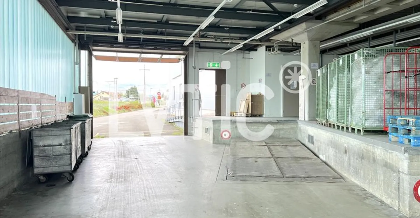 Mixed-use building for rent - Photo 3 of 7